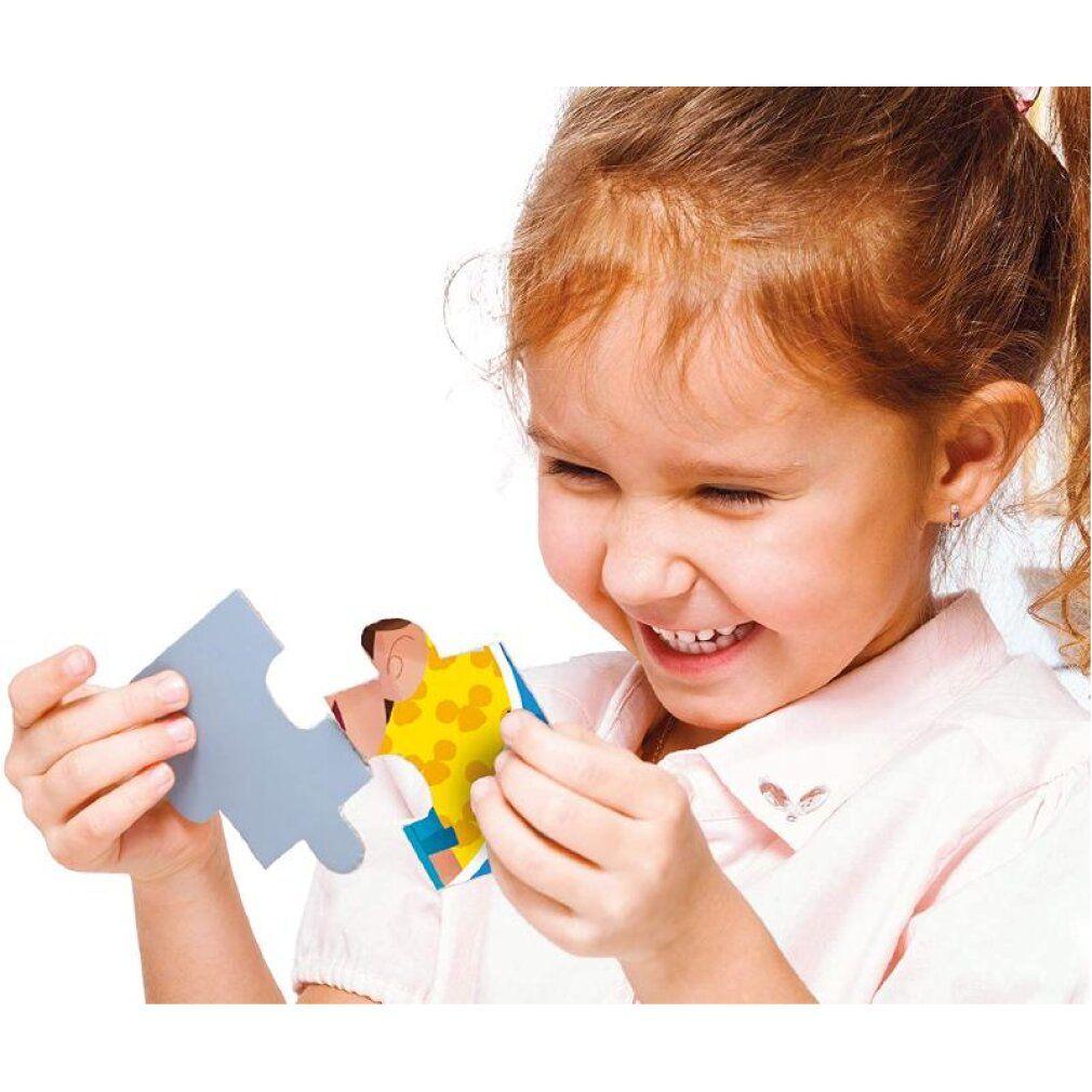 Bambina tiene in mano un pezzo di puzzle. Pezzo di puzzle con motivo giallo e personaggio. Sfondo bianco.