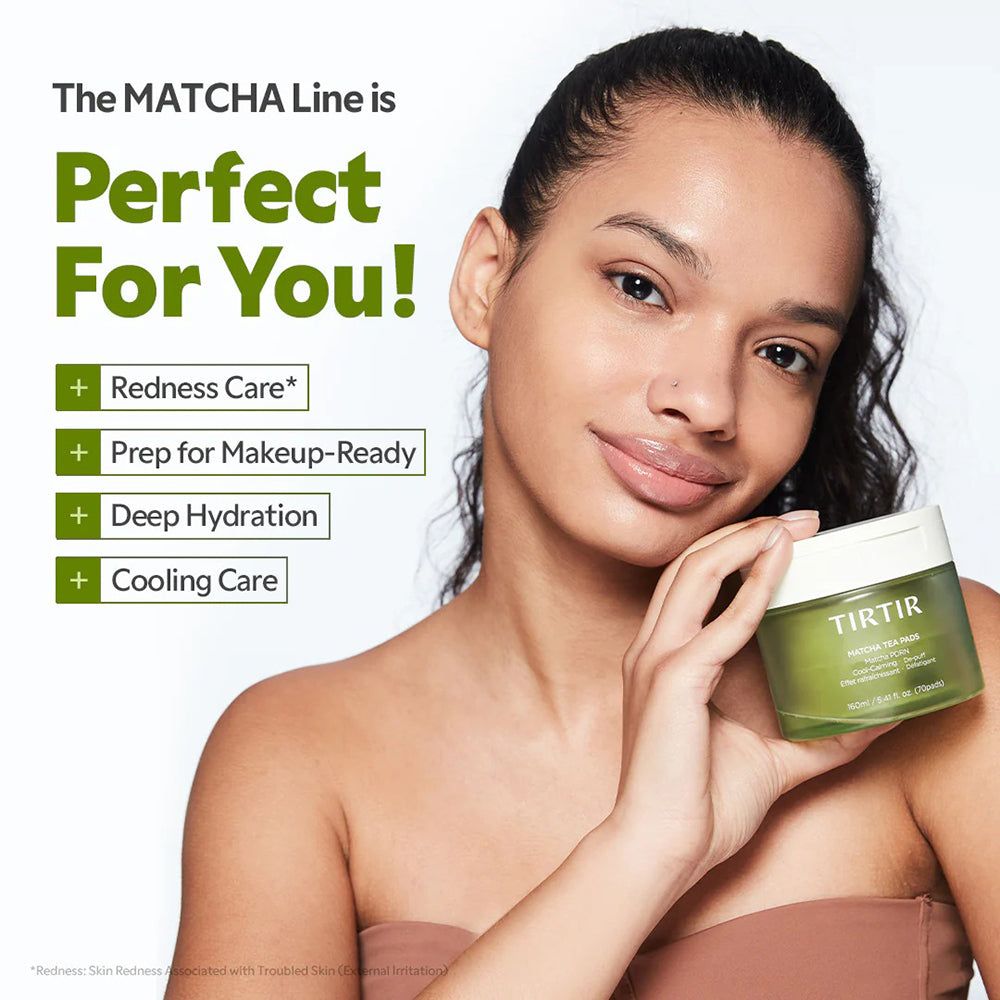 Vaso verde di crema TIRTIR Matcha tenuto da una donna. Il testo evidenzia i benefici.
