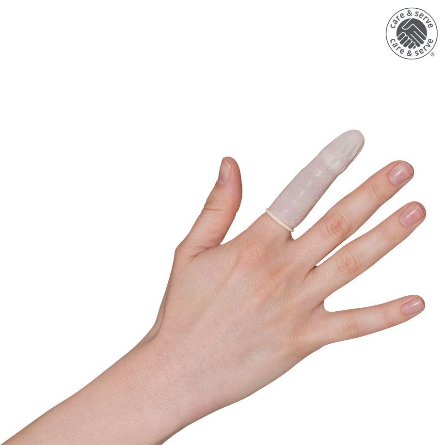 Un copridito bianco in lattice con bordo arrotolato, indossato su un dito.