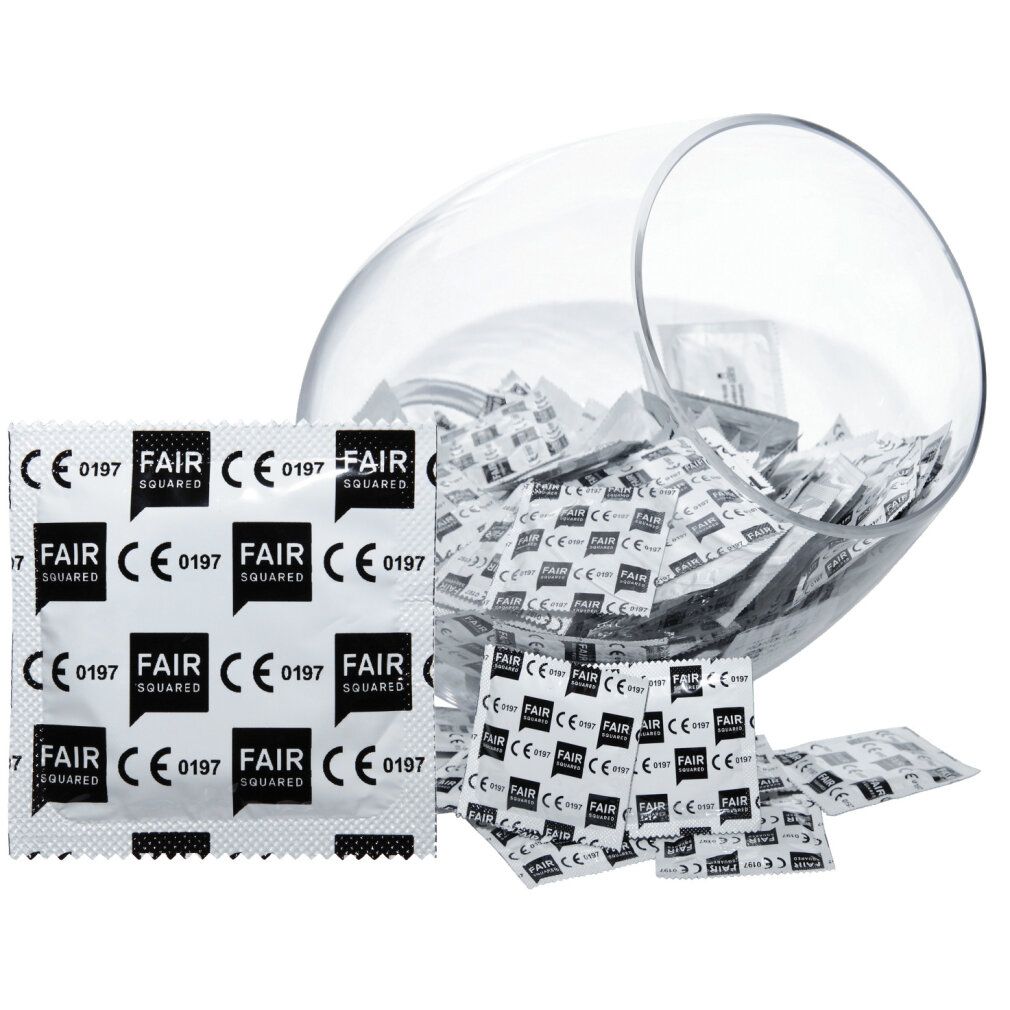 Preservativi confezionati singolarmente. Logo FAIR SQUARED e marchio CE. Alcuni davanti a un contenitore di vetro.