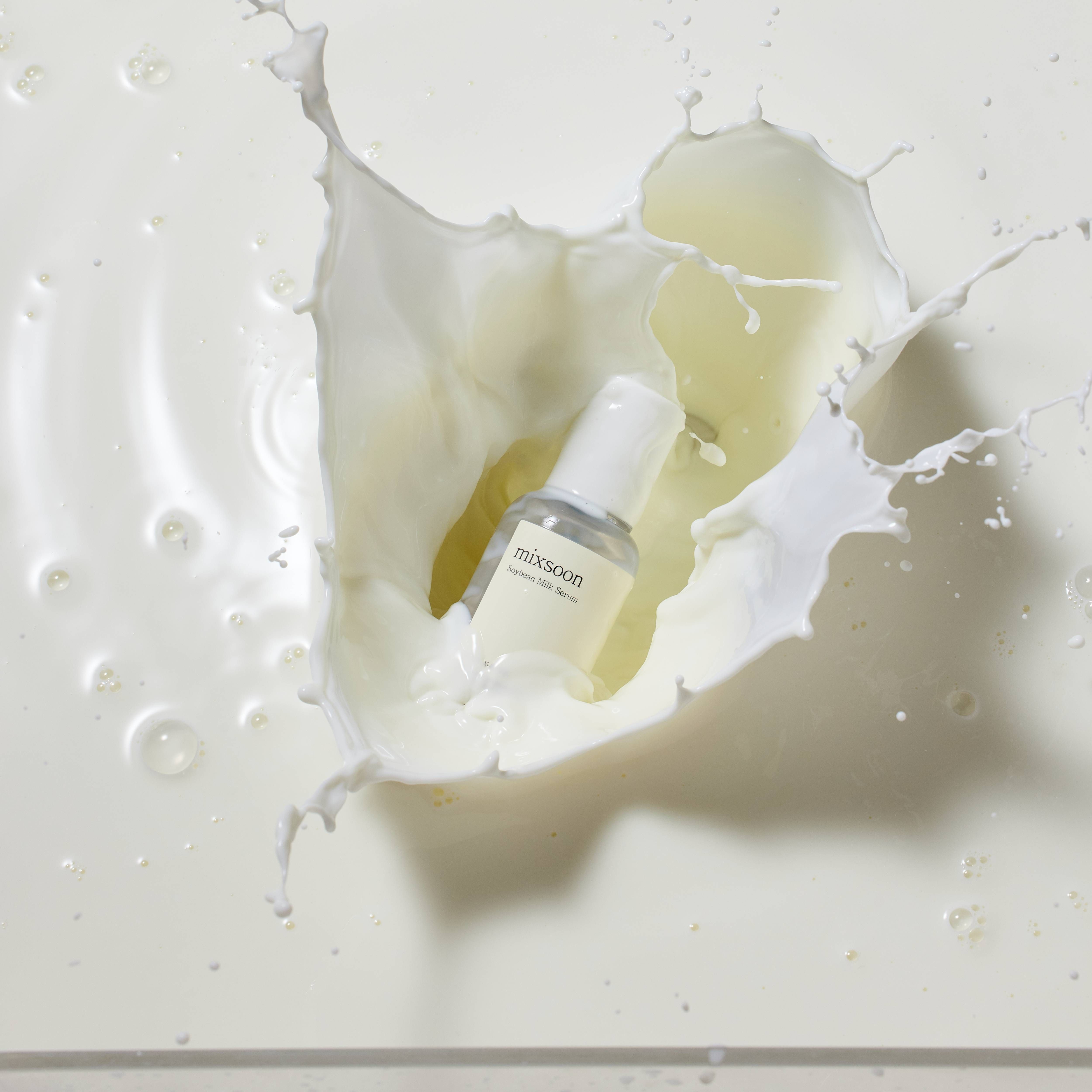 Flacone di siero in uno schizzo di latte. Scritta: mixsoon Soybean Milk Serum. Tappo bianco.