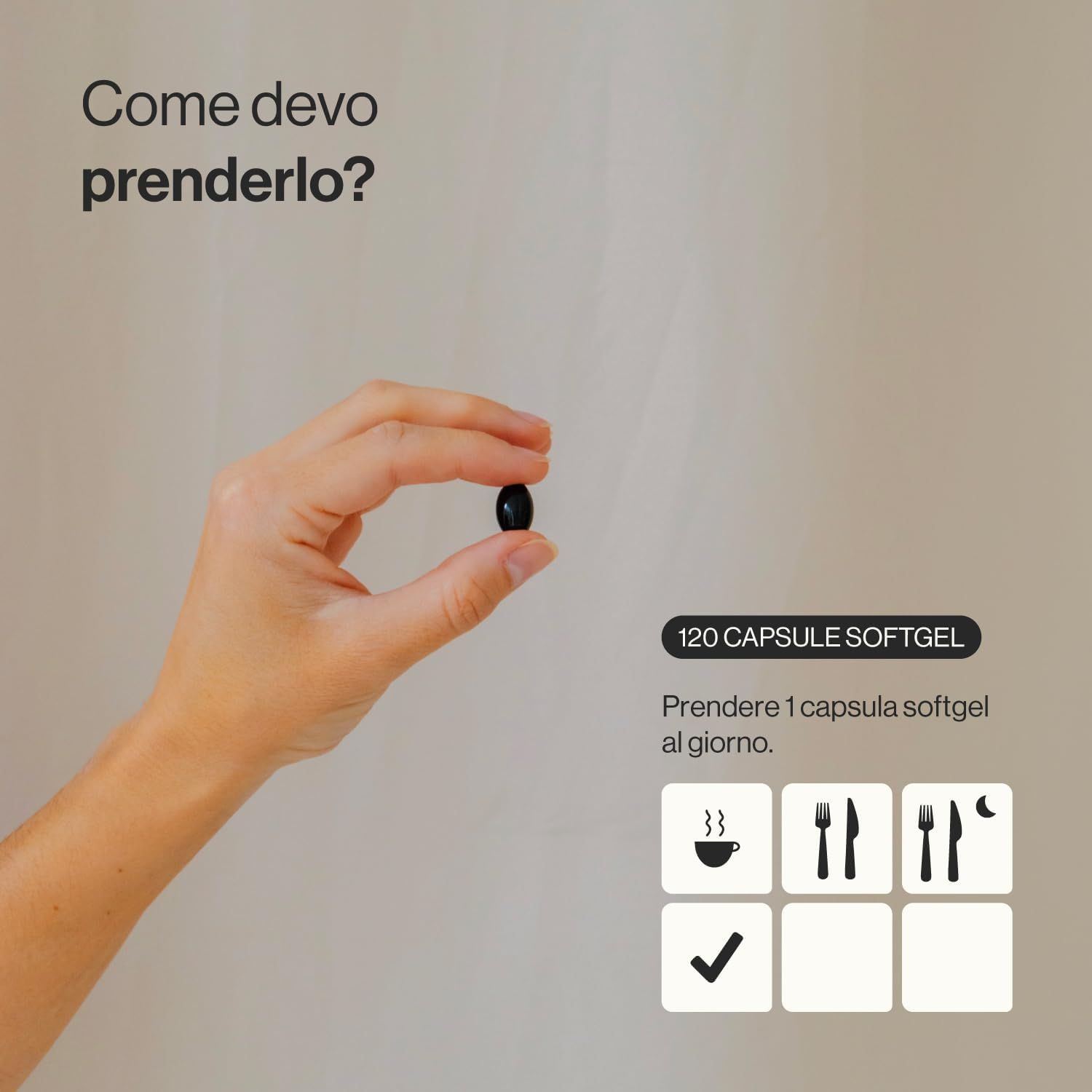 Mano che tiene una capsula nera. Testo: 120 capsule softgel. Raccomandazione: 1 capsula softgel al giorno. Simboli: tazza, forchetta, coltello, luna, spunta.
