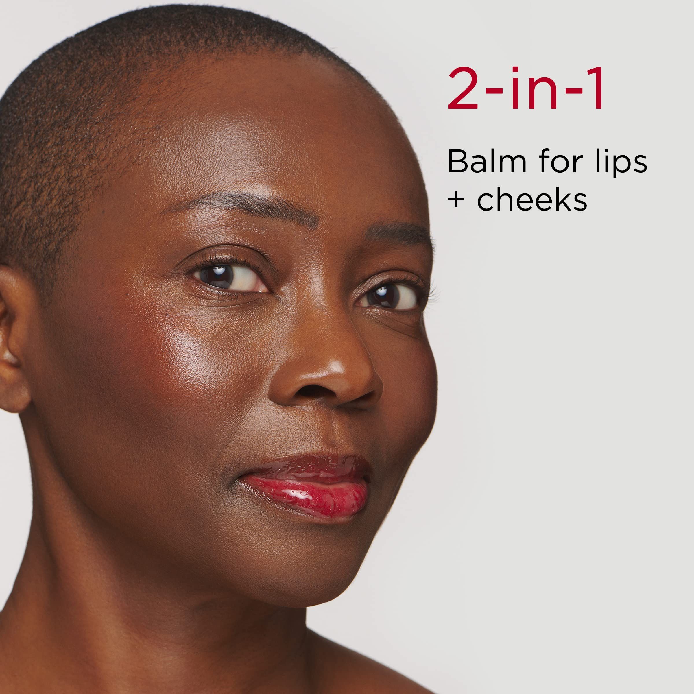 Donna con labbra e guance truccate. Testo: 2-in-1 Balm for lips + cheeks.