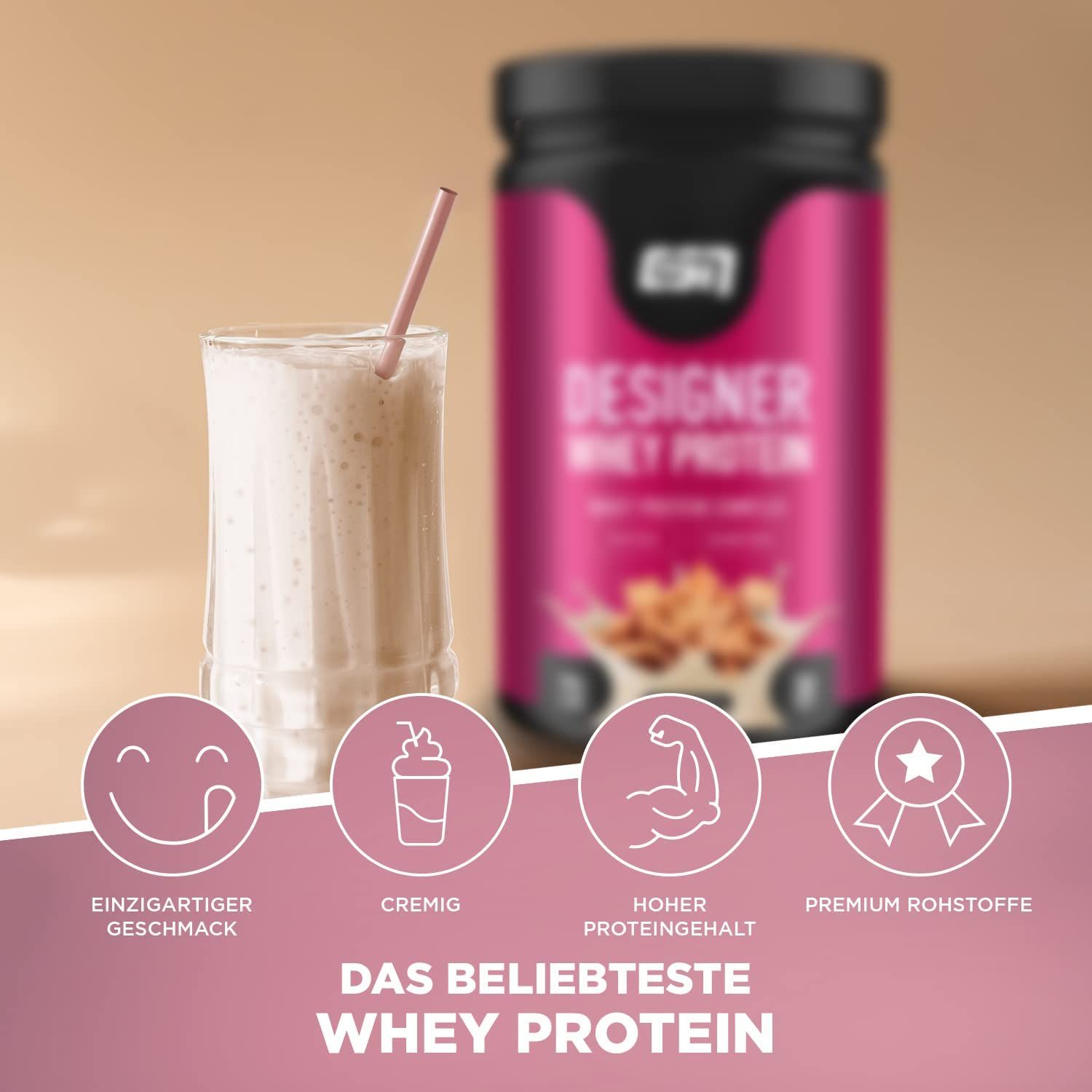 Bicchiere con frullato e cannuccia, barattolo di Designer Whey Protein. Icone: gusto, cremoso, alto contenuto proteico, materie prime premium.
