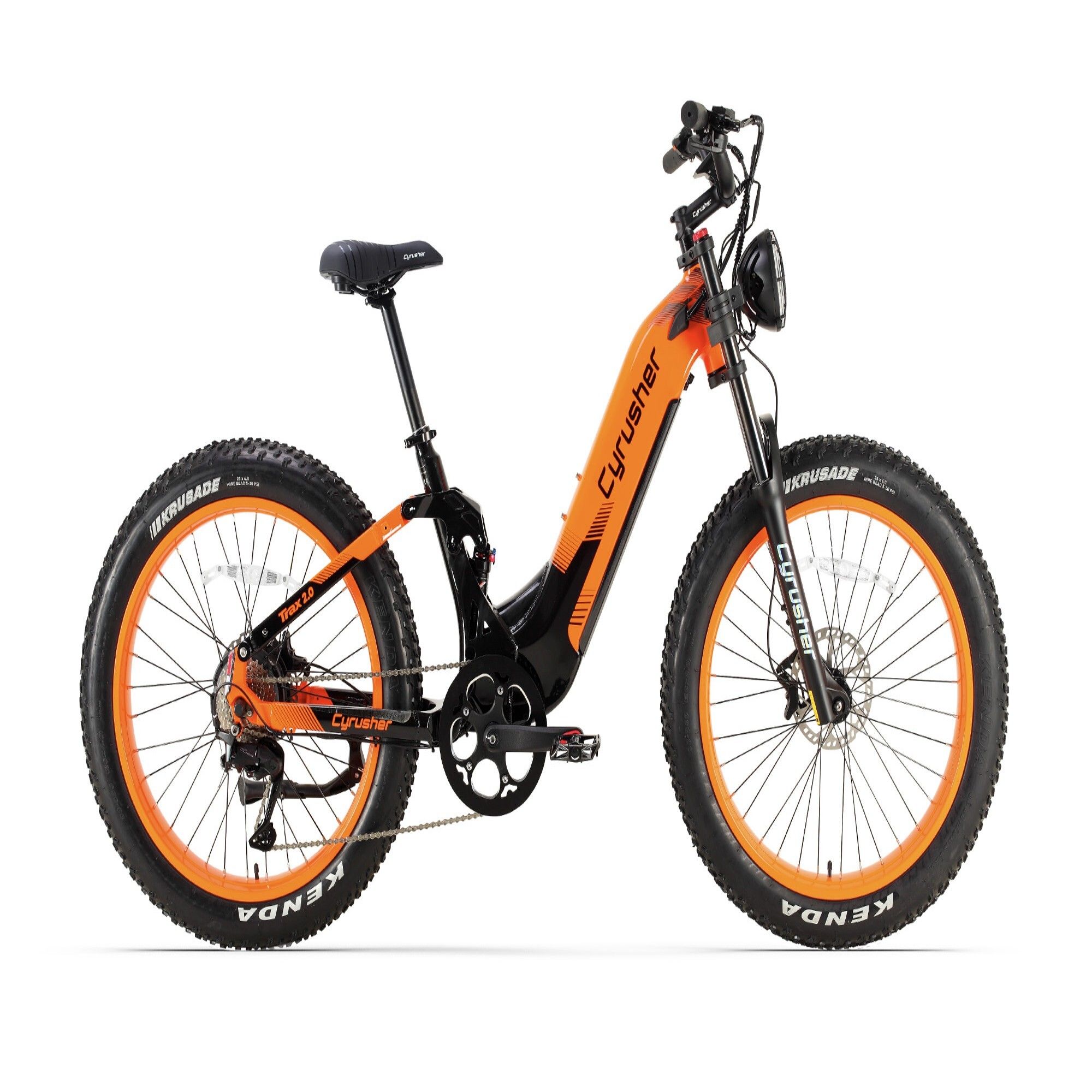 E-bike arancione con elementi neri. Pneumatici larghi, forcella ammortizzata, faro. Marchio CYRUSHER.