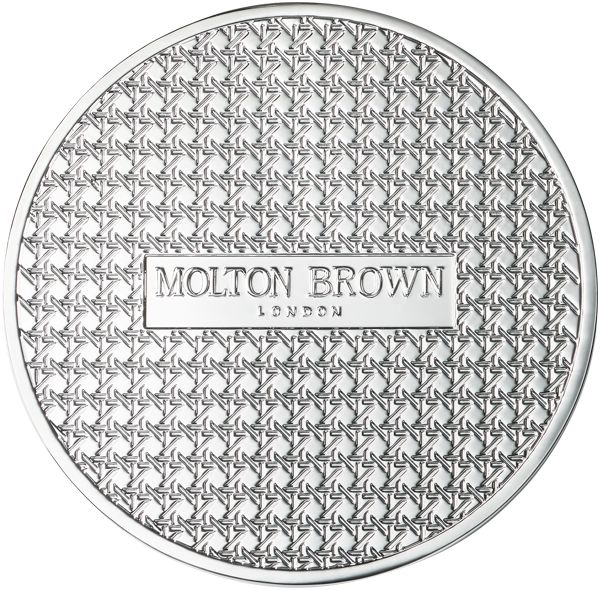 Coperchio rotondo argentato con motivo in rilievo. "Molton Brown London" è visibile.