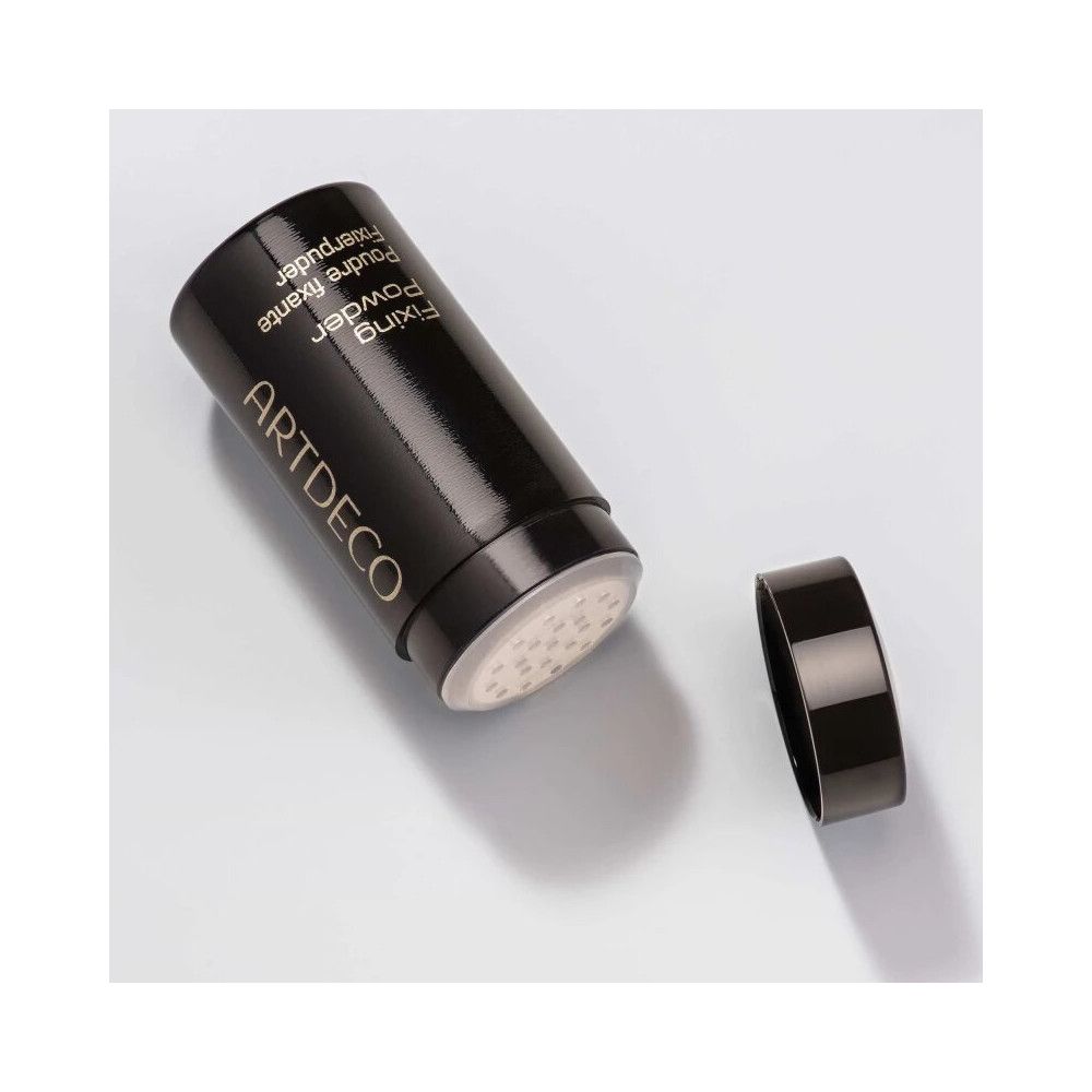 Flacone nero aperto con coperchio. Visibile: apertura forata. Scritta: ARTDECO, Fixing Powder, Poudre fixante, Fixierpuder.
