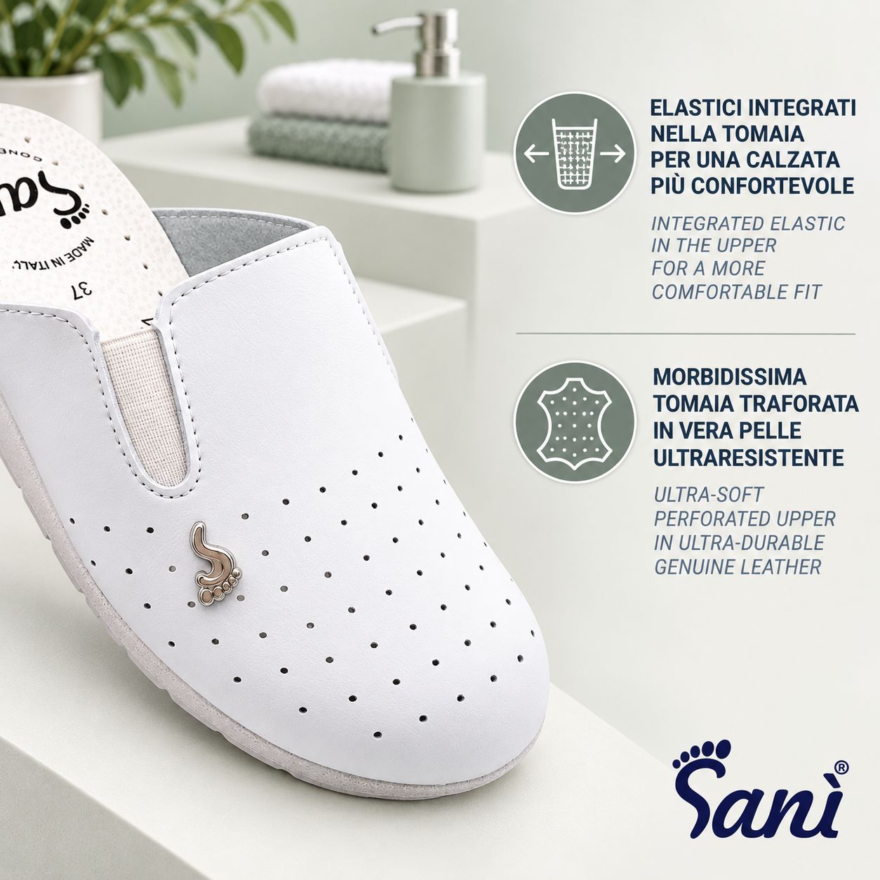 Zoccolo bianco Sani, mostrato frontalmente e posteriormente. Con motivo a perforazione, logo e suola antiscivolo.