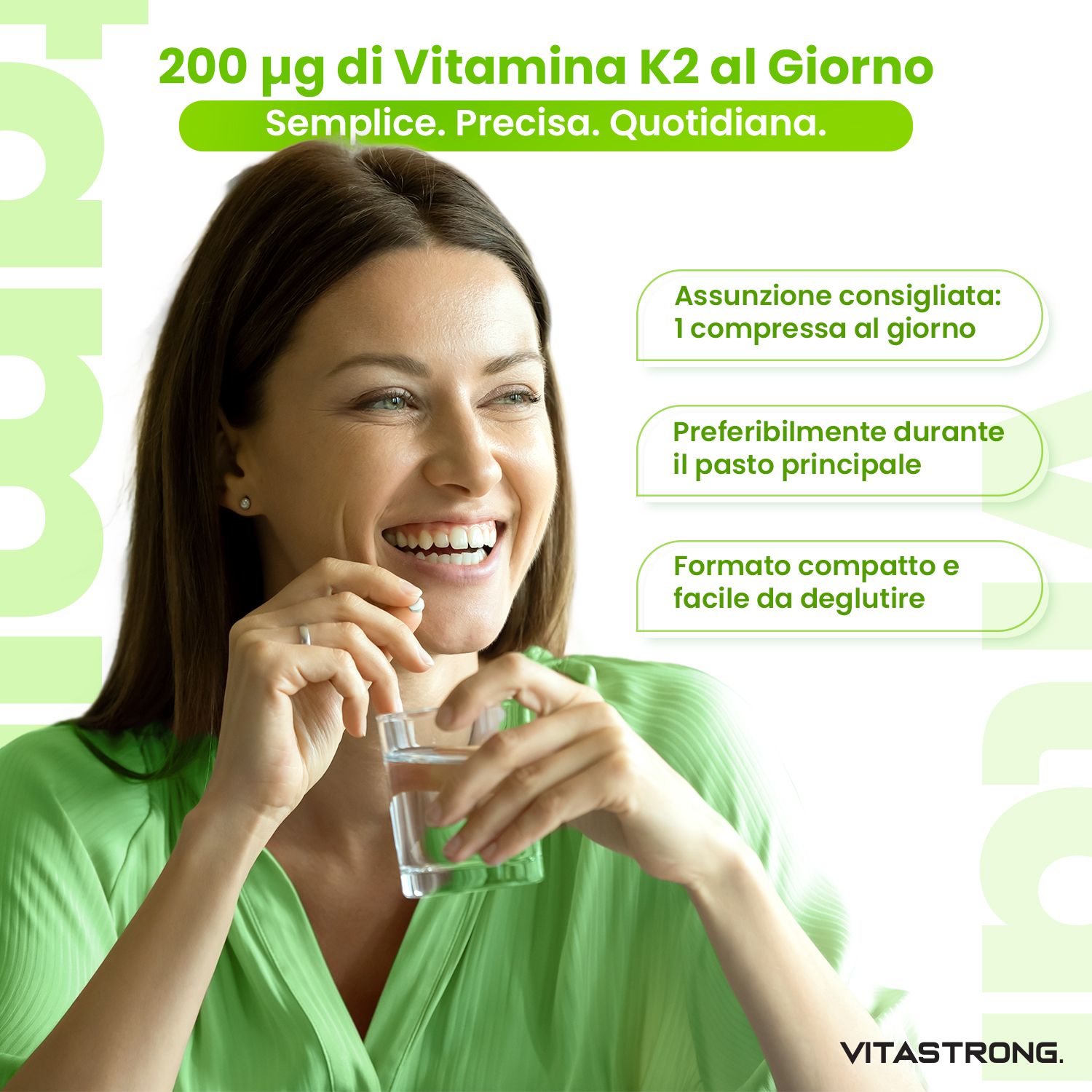 Donna beve acqua. Testo: 200 µg di vitamina K2 al giorno. Assunzione consigliata: 1 compressa al giorno.