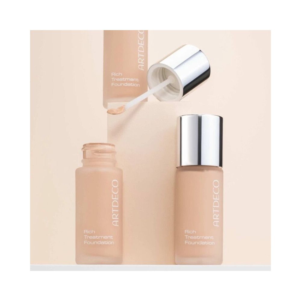 Artdeco Rich Treatment Foundation. Flacone con tappo argentato e applicatore. Flacone aperto e prodotto accanto.