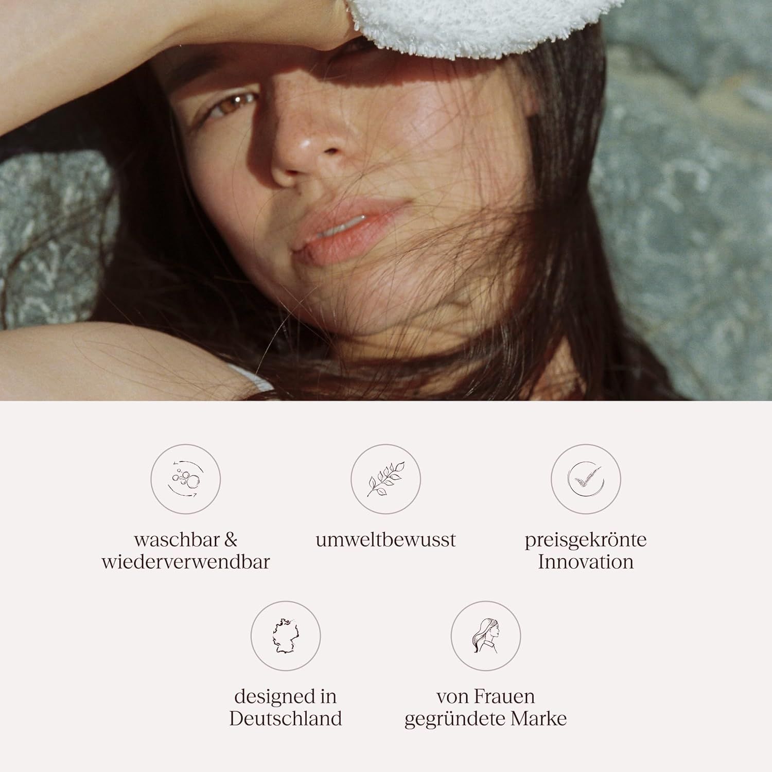 Donna con pad. Testo: Lavabile e riutilizzabile, rispettoso dell'ambiente, innovazione premiata, progettato in Germania, marchio fondato da donne.