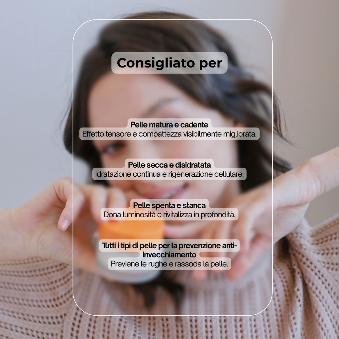Donna tiene vasetto di crema. Consigliato per: pelle matura, pelle secca, pelle spenta, tutti i tipi di pelle. Coperchio arancione.