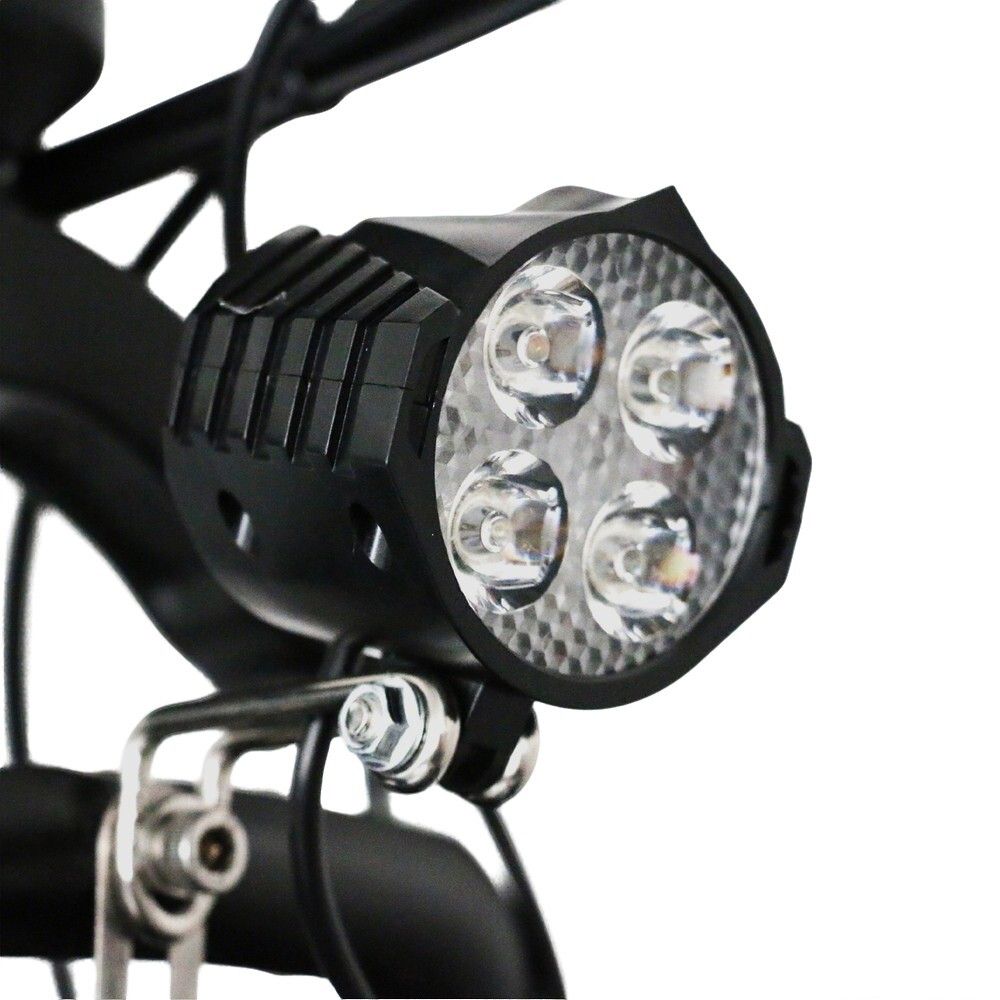 Primo piano di un faro con quattro luci a LED. Il faro è nero e ha un alloggiamento strutturato.