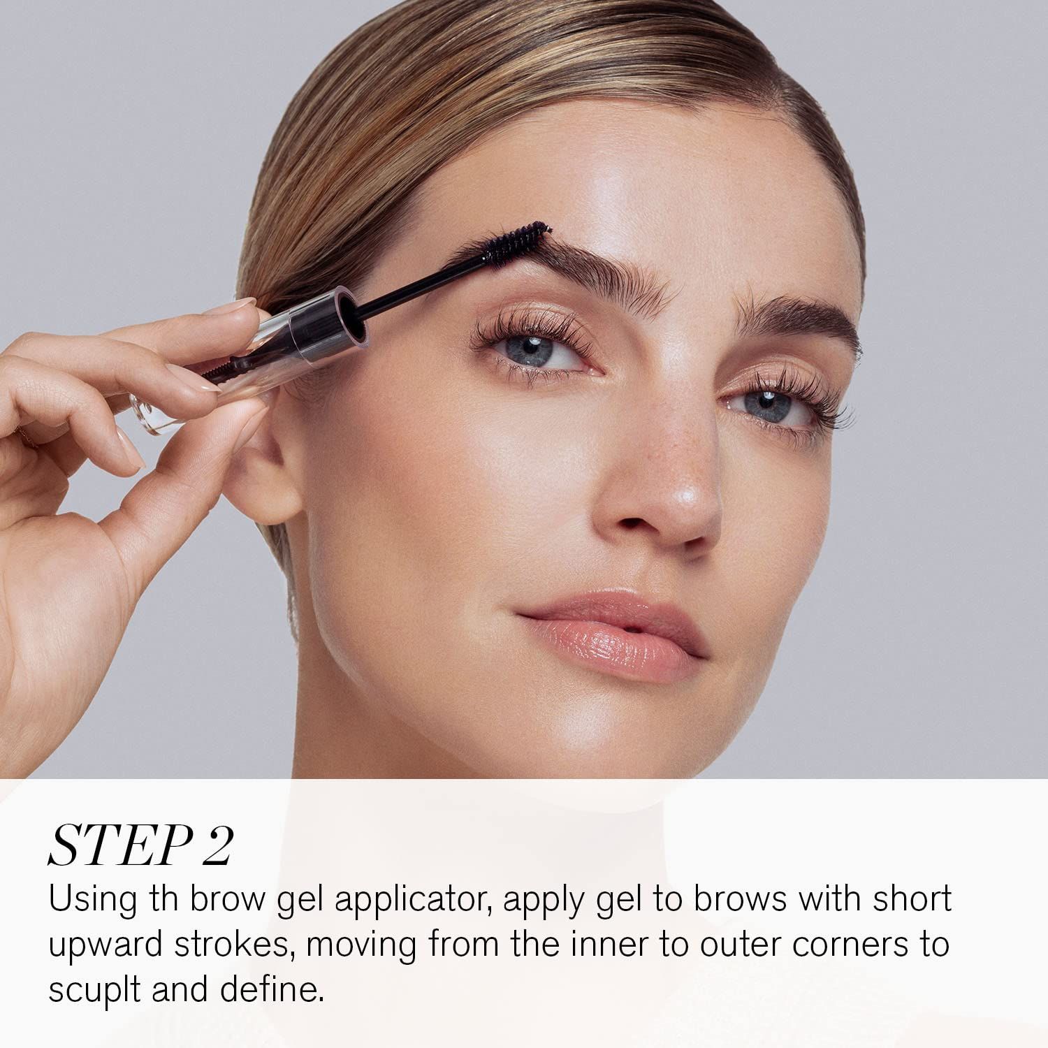 Donna con gel per sopracciglia. Passo 2: applicare il gel con l'applicatore. Testo: STEP 2. Prodotto: Hi-Def Brow Gel.