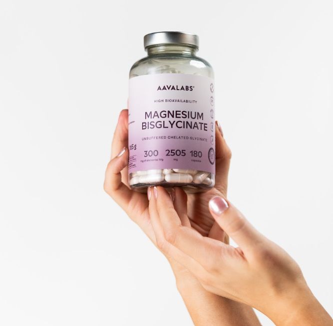 Mani che tengono una bottiglia Aavalabs Magnesium Bisglycinate. 300 mg di magnesio elementare per capsula.