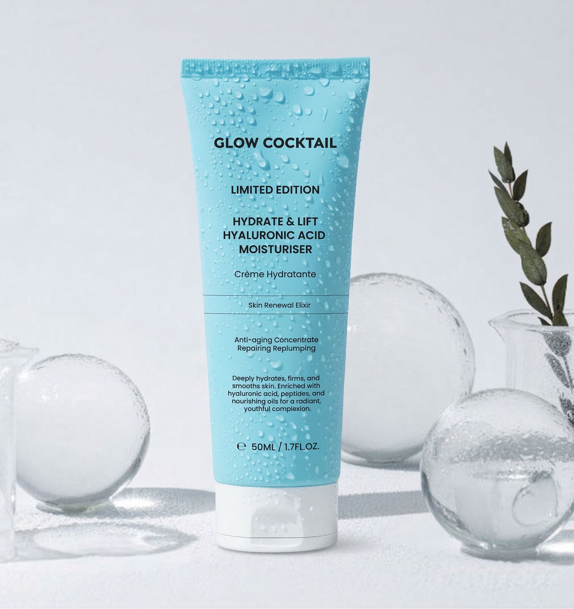 Un tubetto azzurro con la scritta "Glow Cocktail Hydrate & Lift Hyaluronic Acid Moisturiser", circondato da gocce d'acqua e oggetti di vetro.