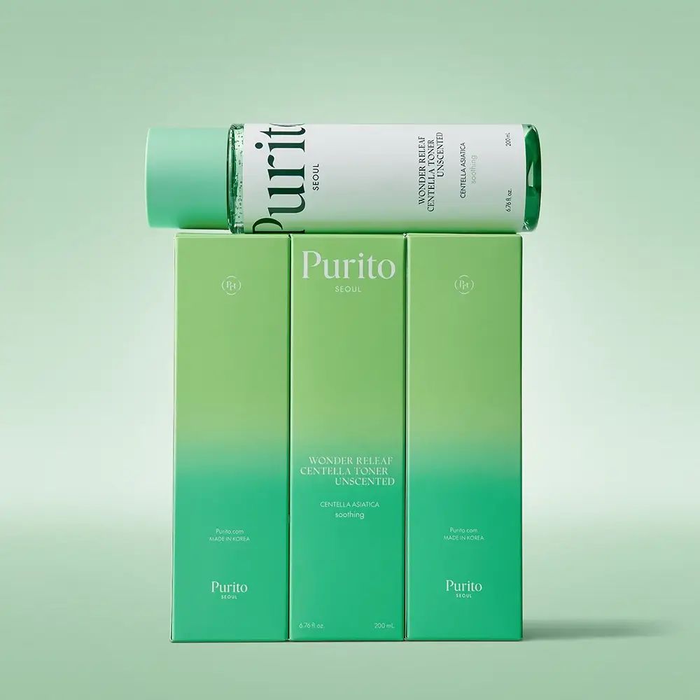 Tre scatole di prodotti e flacone. Scritta: Purito. Wonder Releaf Centella Toner Unscented. Verde.