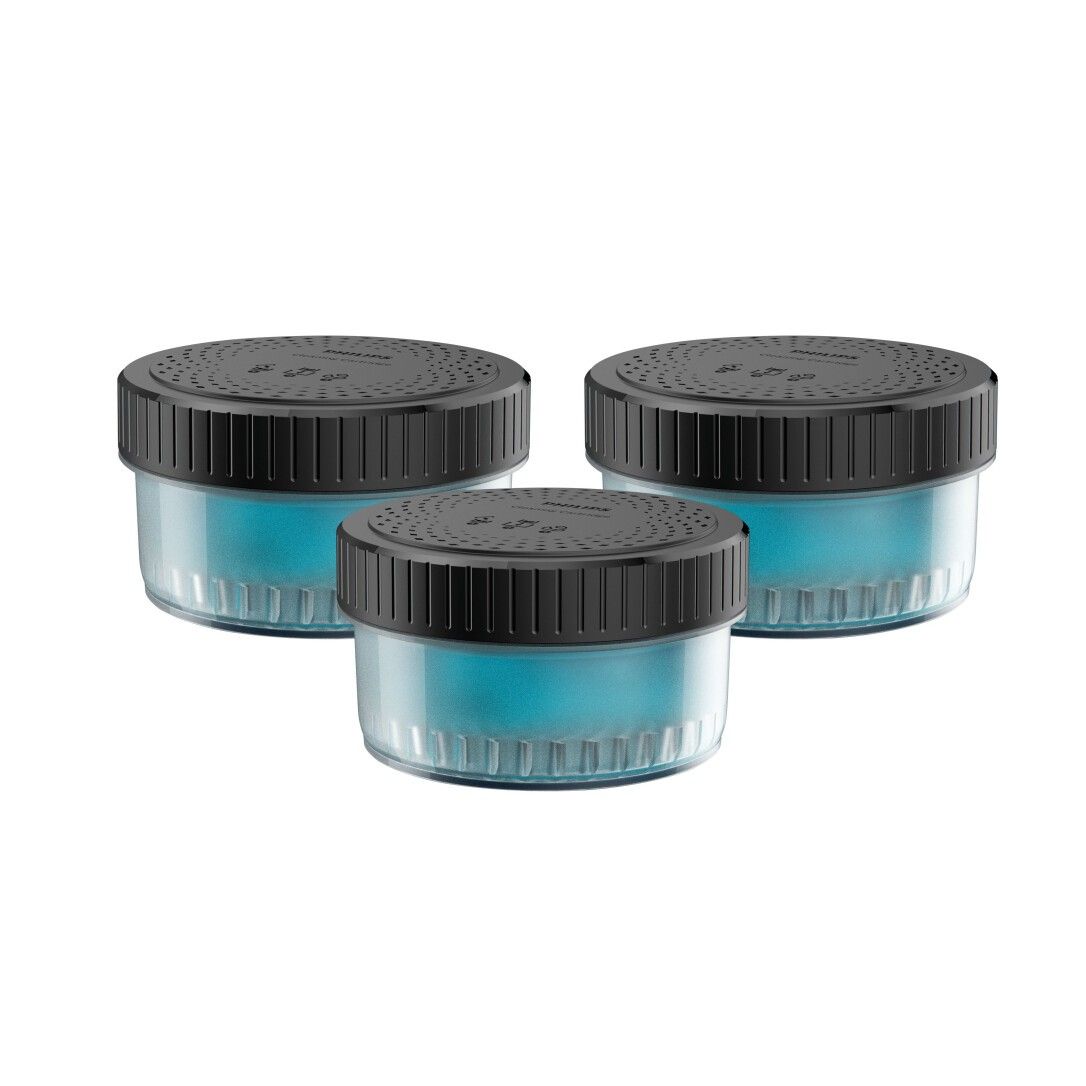 Tre contenitori rotondi con coperchi neri. I contenitori sono trasparenti e contengono liquido blu.