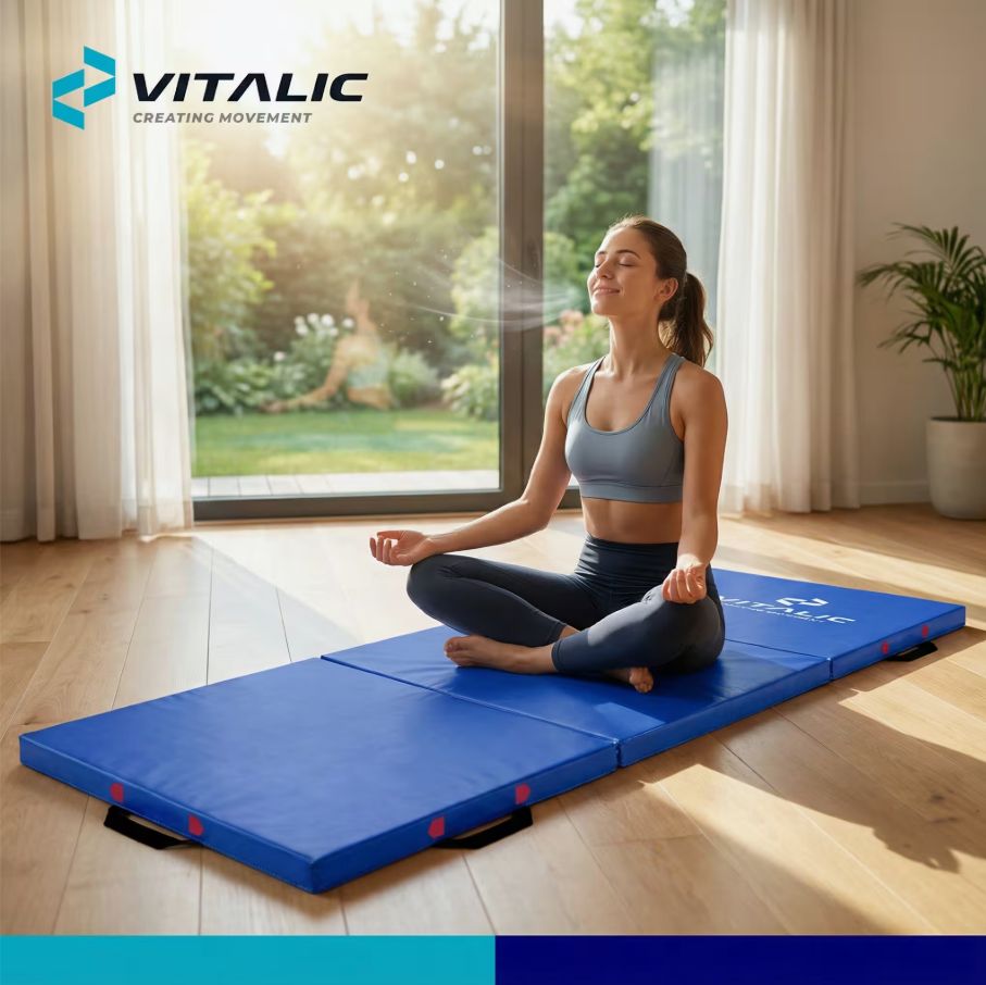 Donna che medita su tappetino fitness blu. Logo e maniglie visibili.