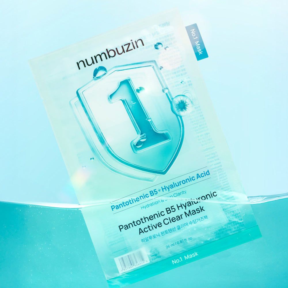 Confezione di maschera in tessuto con acido ialuronico e B5 immersa in acqua.