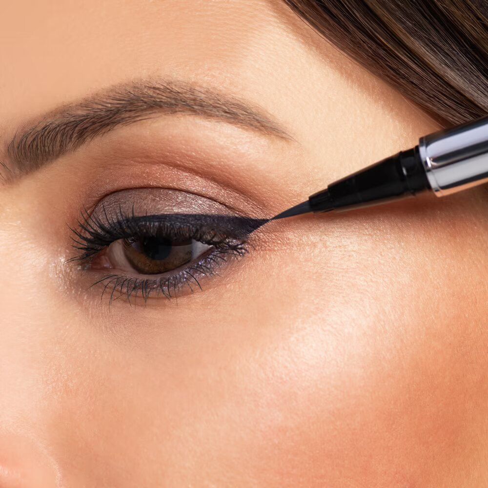 Primo piano di un occhio truccato con un eyeliner nero. L'eyeliner è visibile.