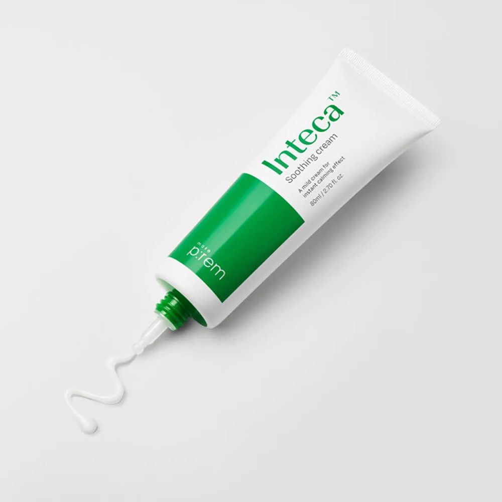 Tubo bianco con fascia verde e scritta 'Inteca Soothing cream'. Marchio MAKE P:REM. Crema che esce dall'apertura.