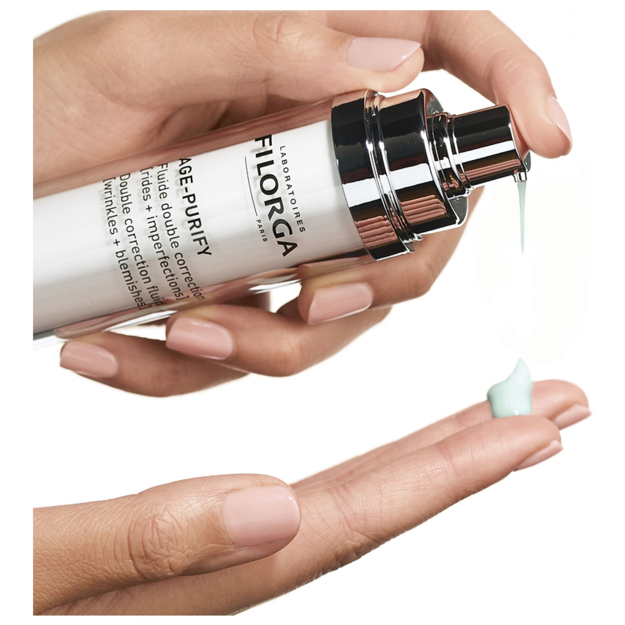 Filorga Age-Purify Fluid applicato su una mano.