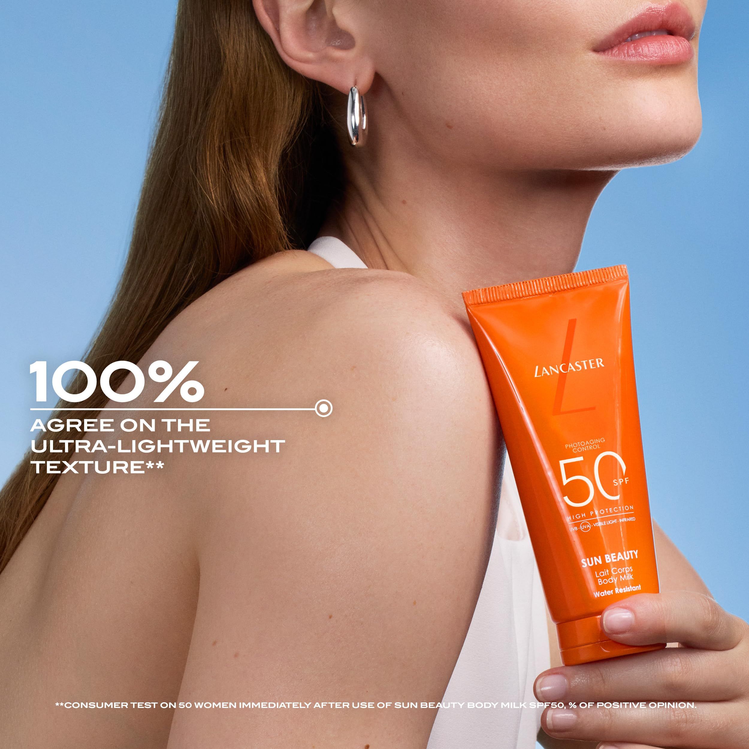 Donna tiene un tubo arancione. Testo: Lancaster, Sun Beauty, SPF 50. Testo: 100% d'accordo sulla texture leggera.