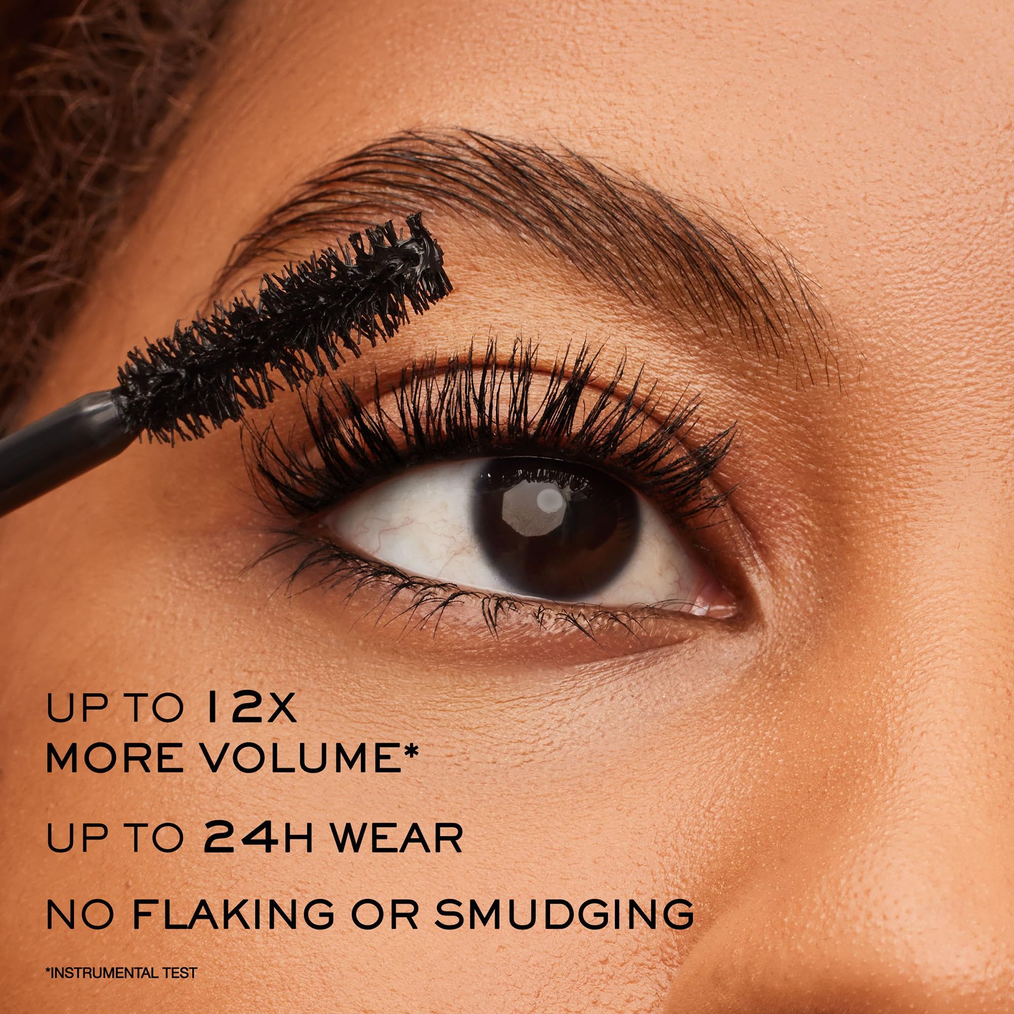 Occhio con mascara. Testo: "UP TO 12X MORE VOLUME* UP TO 24H WEAR NO FLAKING OR SMUDGING".