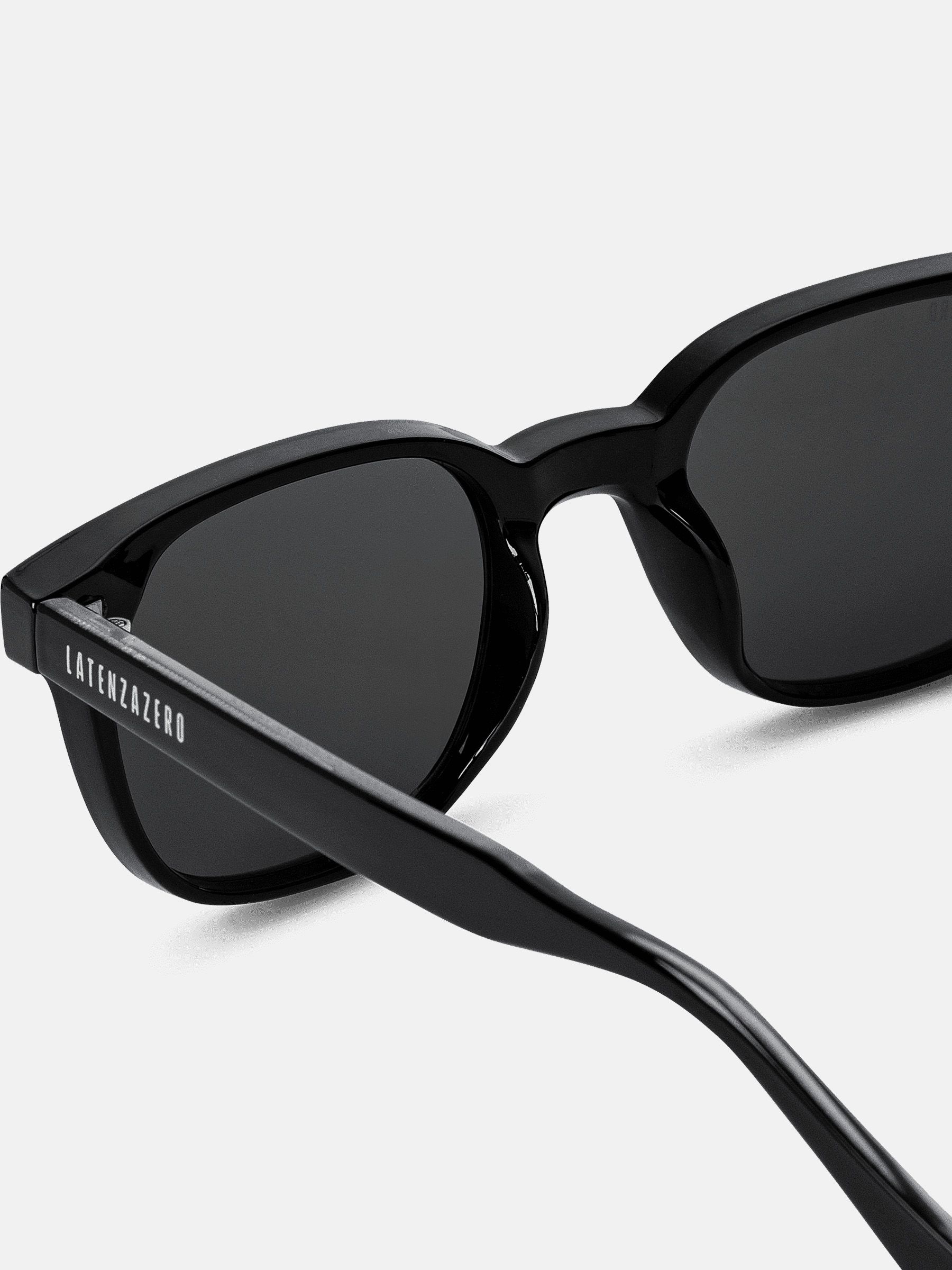 Primo piano degli occhiali da sole neri. Logo Latenzazero sull'asta.
