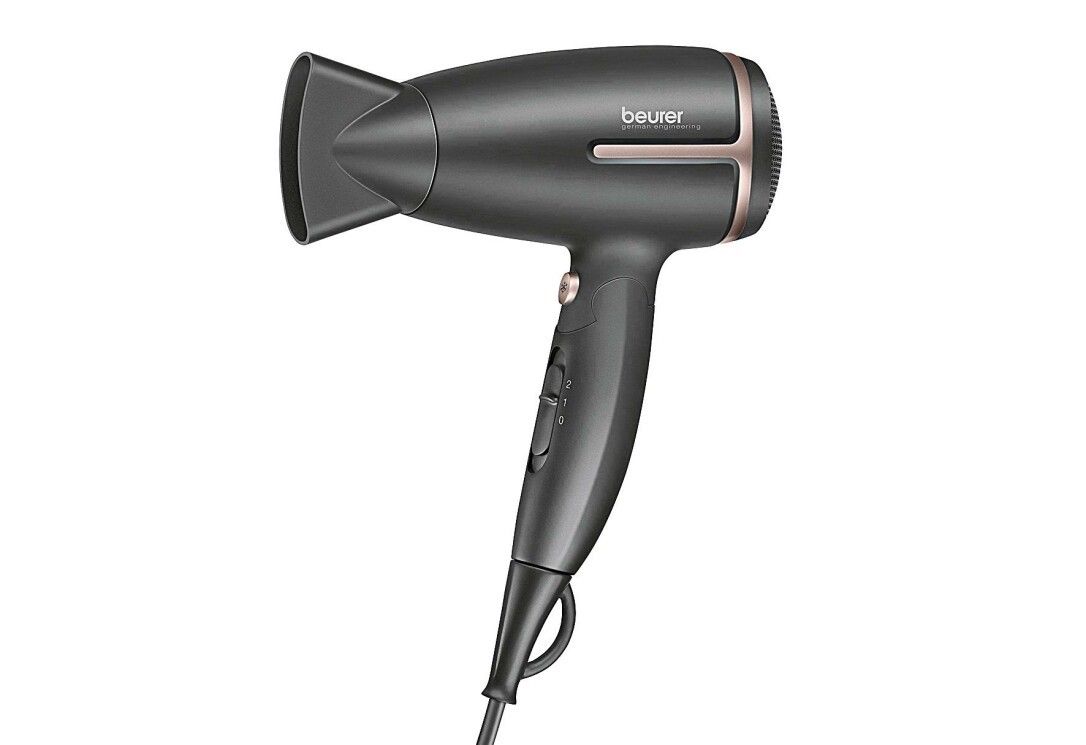 Asciugacapelli nero con dettagli oro rosa. Marca: beurer. Con cavo e bocchetta.