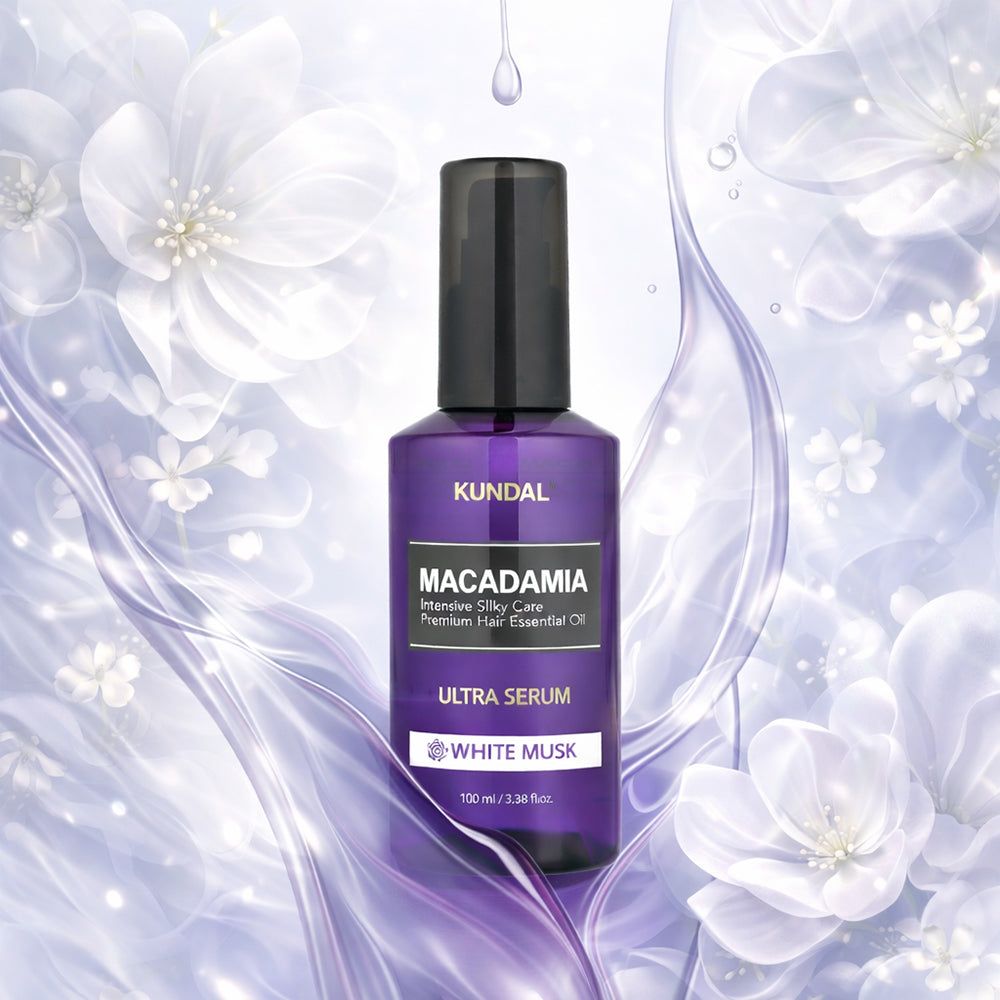 KUNDAL Macadamia Ultra Hair Serum White Musk in flacone viola, circondato da elementi floreali.