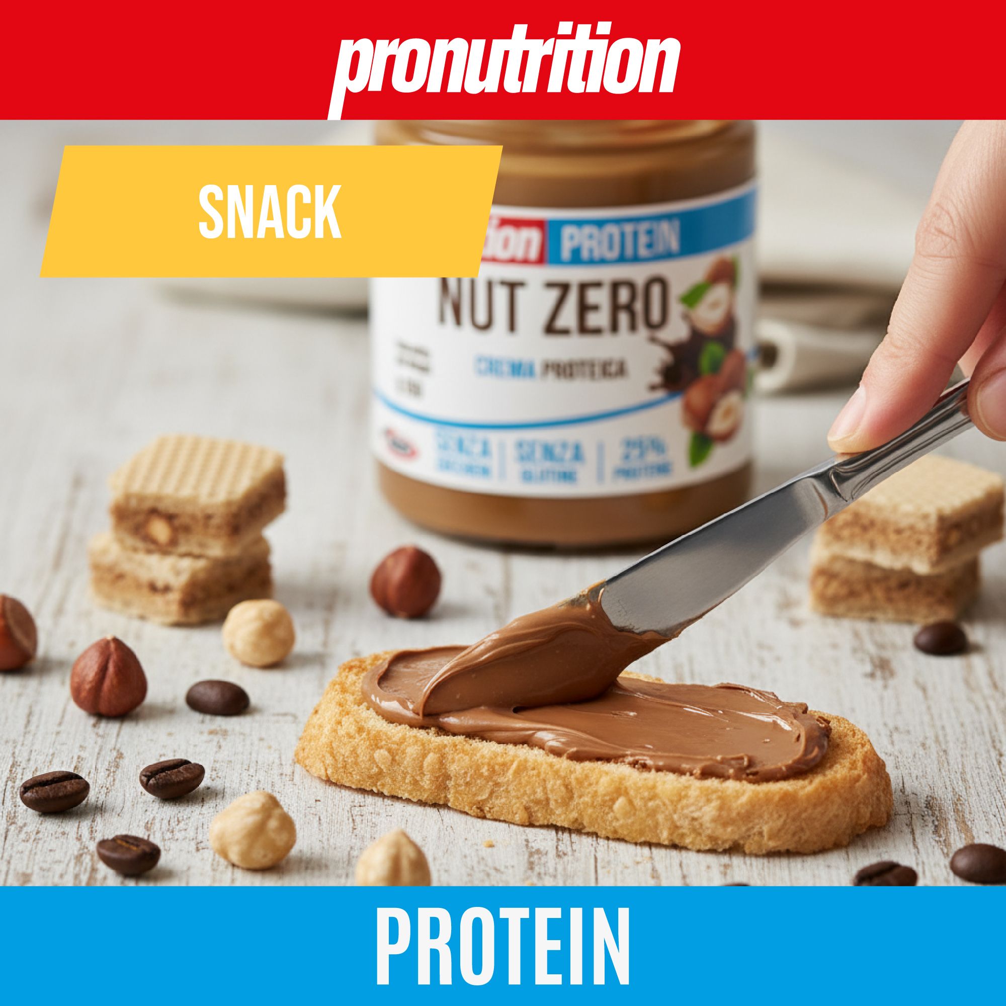 Vaso di crema proteica, ingredienti per lo spuntino. Scritta: Nut Zero, Crema Proteica, 25% proteine, senza zucchero e glutine. Sul tavolo: pane, caffè, nocciole.