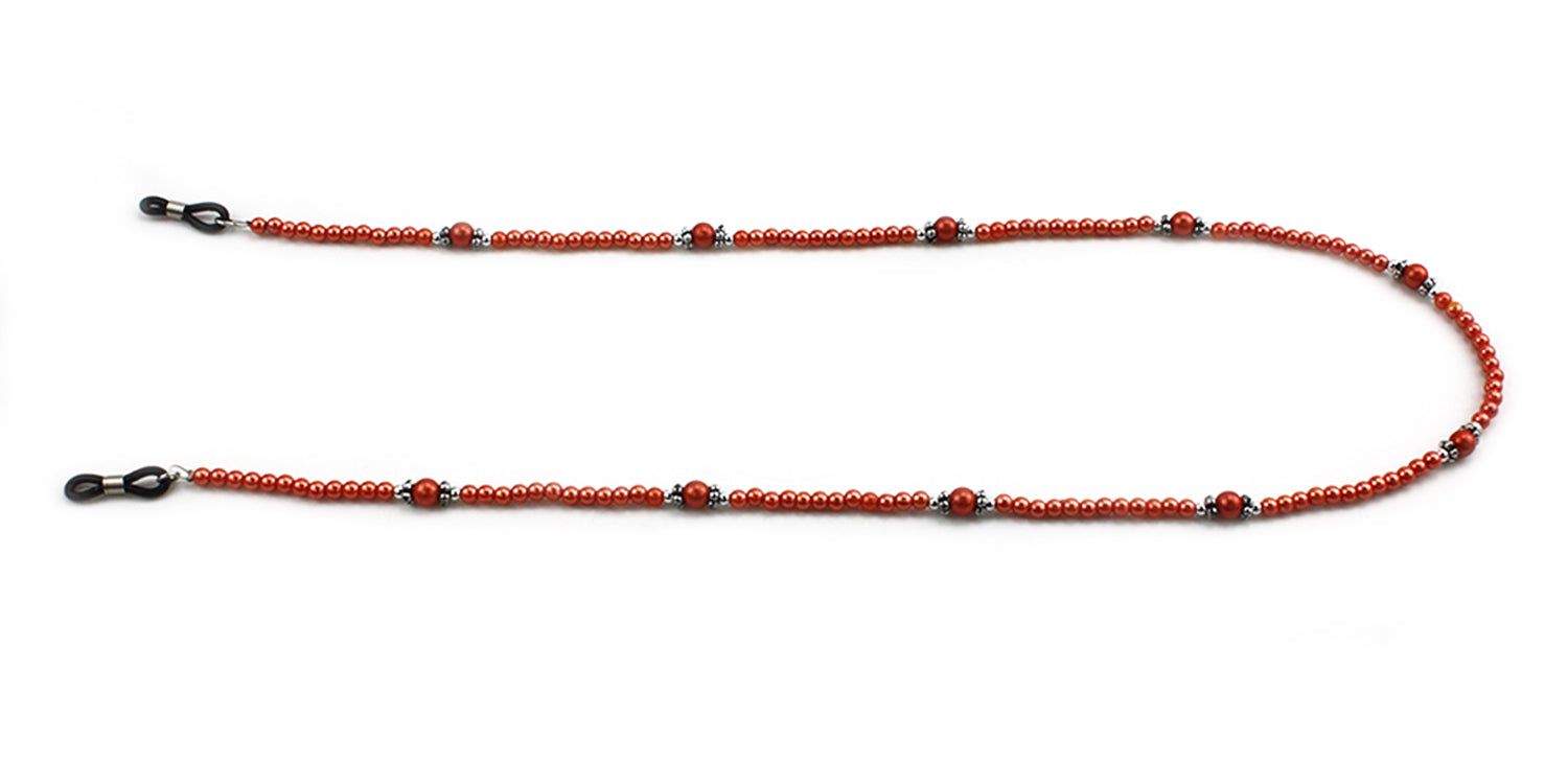 Catenina per occhiali con perline rosse ed elementi argentati. Supporti neri per occhiali alle estremità. Su sfondo bianco.