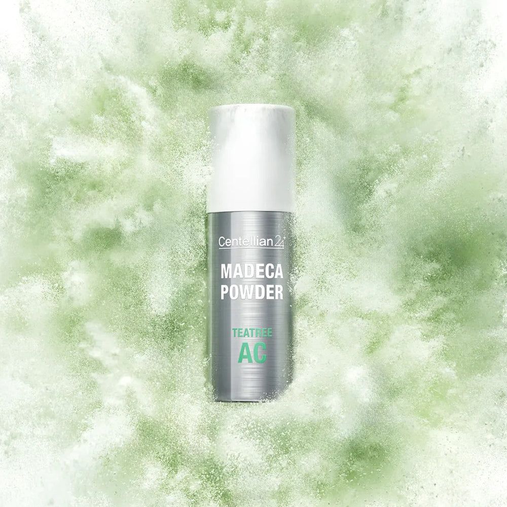 Flacone cilindrico con tappo bianco. Scritta: MADECA POWDER, TeaTree AC. Sfondo: polvere verde.