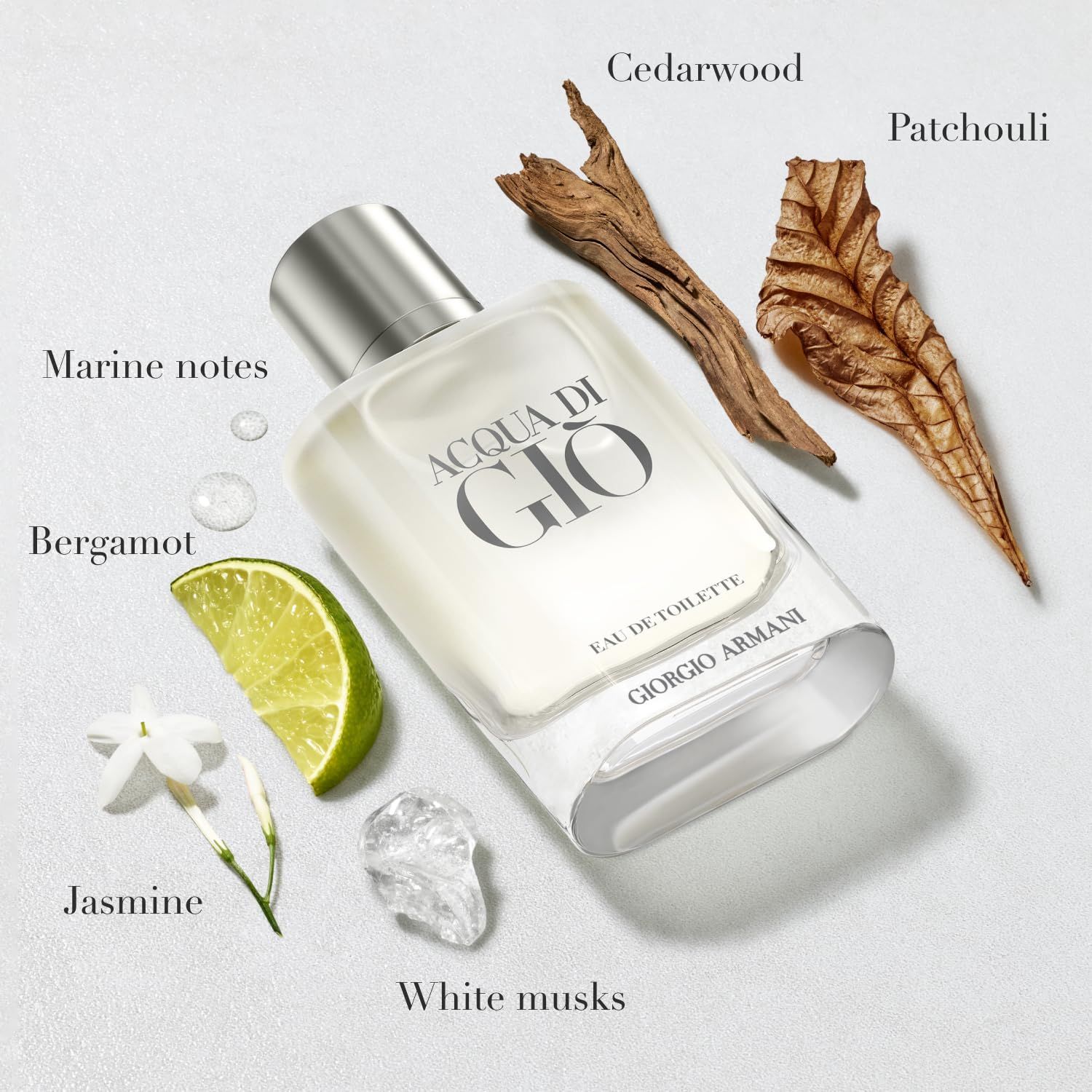 Flacone di profumo con ingredienti: bergamotto, gelsomino, legno di cedro, patchouli, muschi bianchi. Testo: ACQUA DI GIÒ, GIORGIO ARMANI.