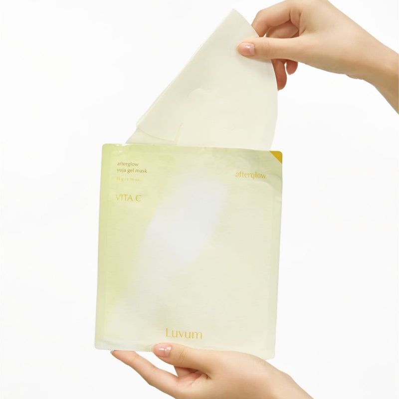 Mani che estraggono una maschera in gel dalla confezione. Confezione con testo 'Luvum' e 'Vita C'.