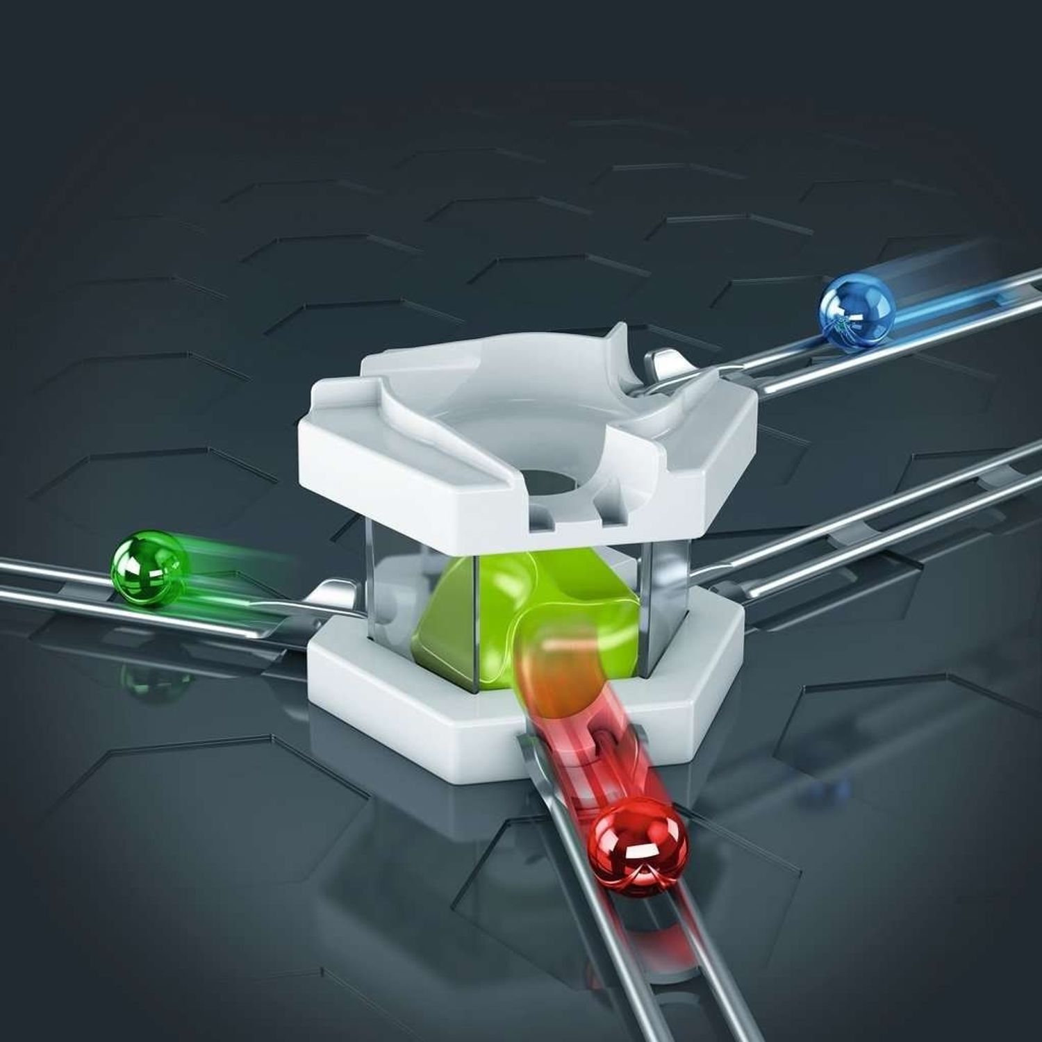 Mixer bianco con biglie colorate su binari. Biglie rosse, verdi, blu e arancioni. Sfondo grigio.