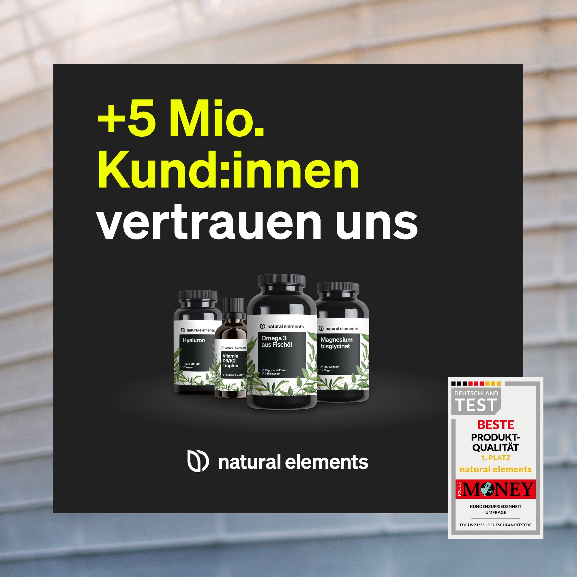 Diverse bottiglie "natural elements" davanti a un edificio. Testo: +5 milioni di clienti si fidano di noi. Riconoscimento: Test Germania.