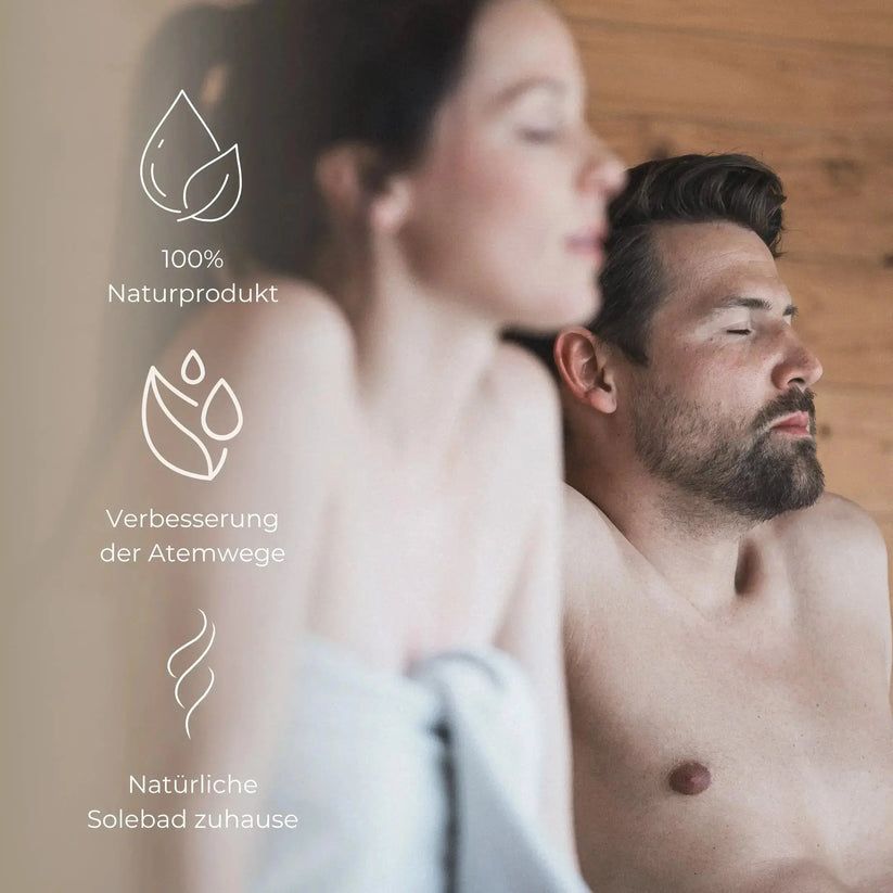 Coppia in sauna. Testo: Prodotto naturale al 100%, miglioramento delle vie respiratorie, bagno salino naturale a casa.
