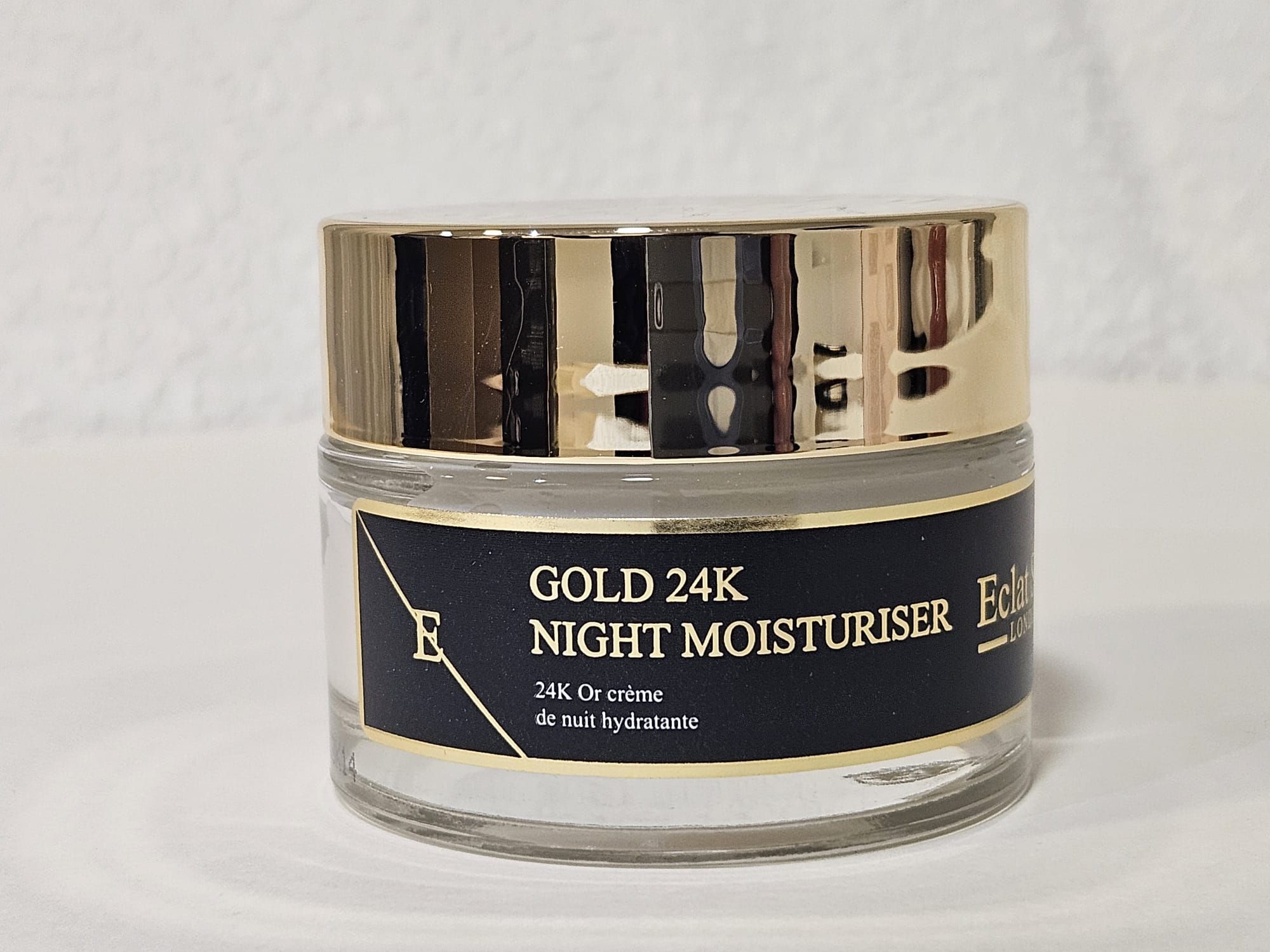 Un vasetto di crema: crema notte all'oro 24K, etichetta nera.