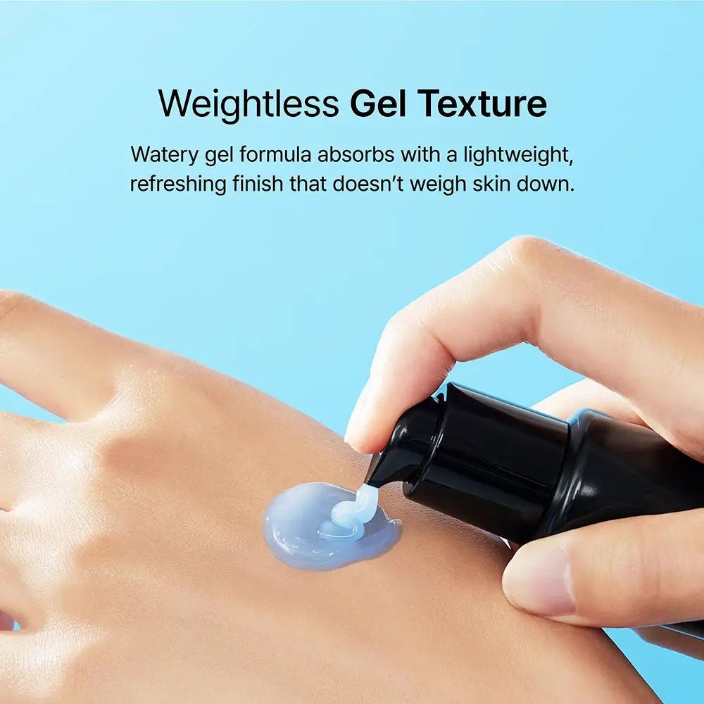 Mano che preme crema blu da tubo nero. Testo: Weightless Gel Texture. Sfondo: azzurro.