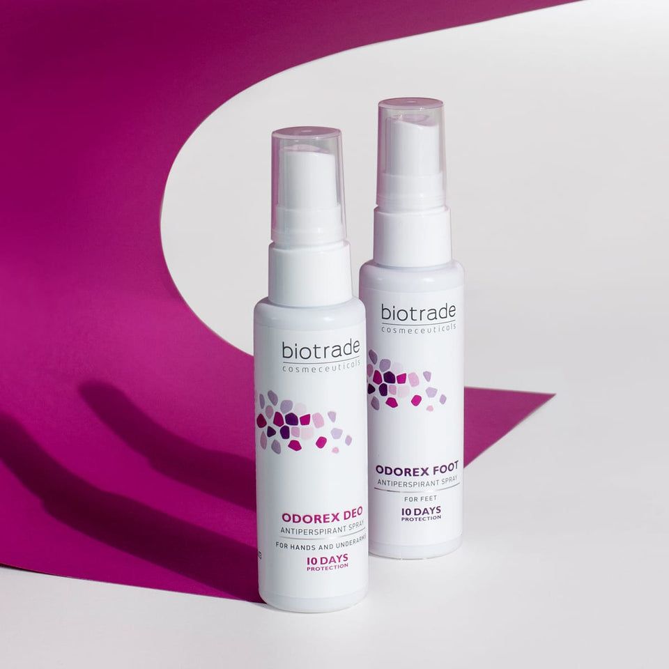 Due spray bianchi con testo. Scritta: Odorex Deo. Sfondo rosa e bianco.
