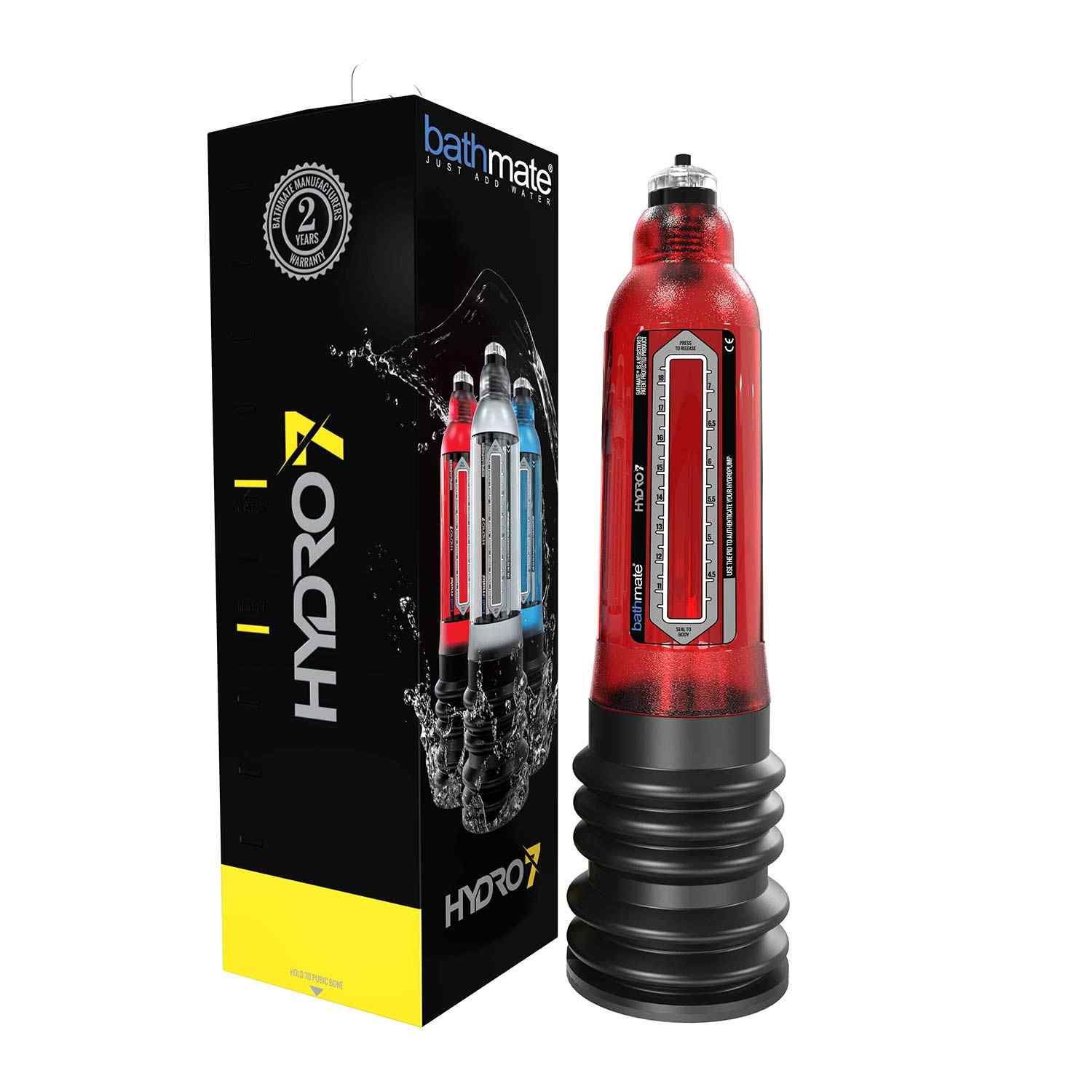 Pompa per pene rossa accanto a confezione nera. Nome prodotto: Bathmate Hydro 7. Confezione con immagine del prodotto e scritta Hydro 7.