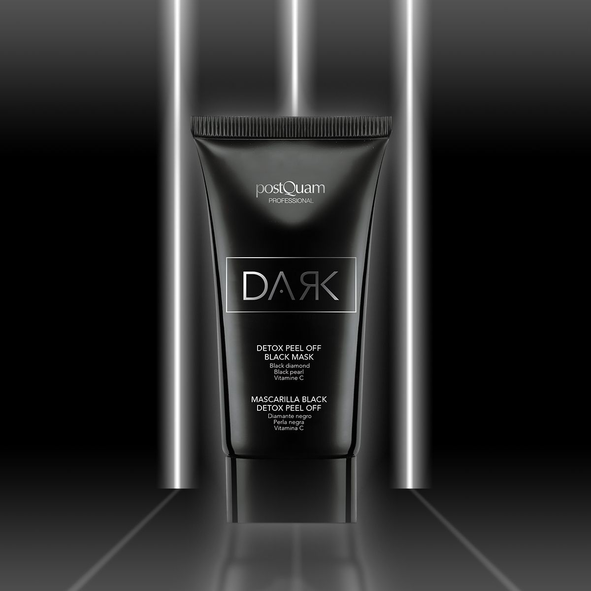 Tubo nero con "DARK Detox Peel Off Black Mask". Marchio Postquam Professional. Sfondo nero con luci.