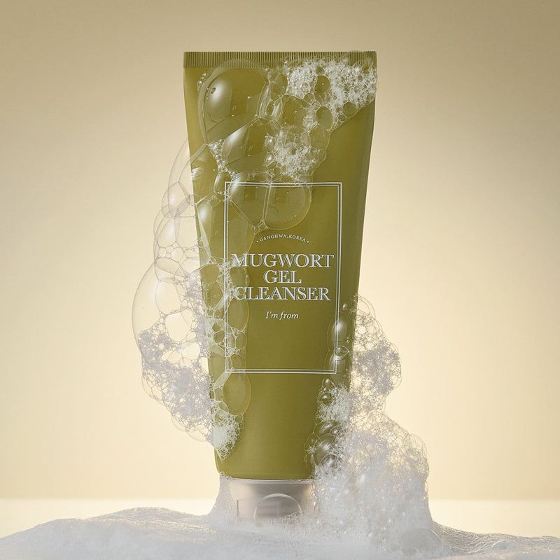 Tubo verde con nome del prodotto e bolle di schiuma. Scritta: Mugwort Gel Cleanser, I'm from.
