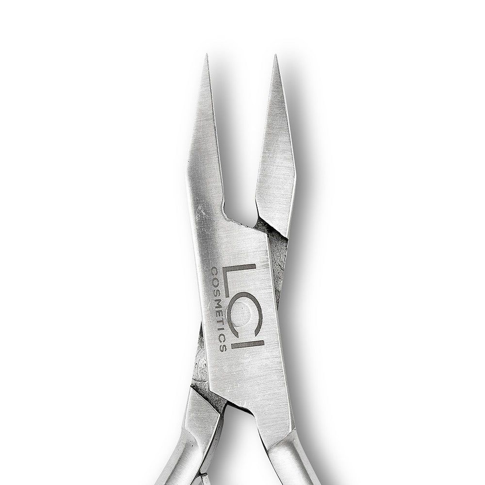 Primo piano delle lame del tronchese. Logo LCI Cosmetics. Metallo.