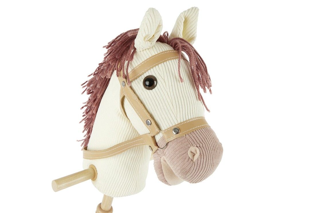 Testa di cavallo a dondolo crema, criniera e finimenti marroni, bastone di legno. Vista frontale.