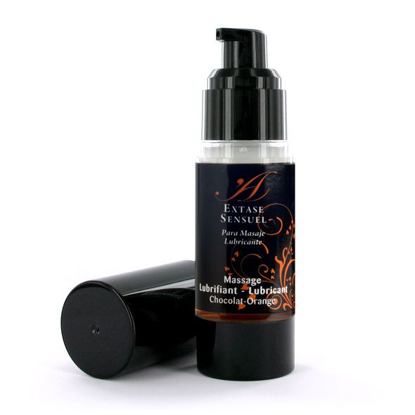 Flacone nero con pompa, etichetta marrone. Testo: Extase Sensuel, Massage, Chocolat-Orange. Tappo accanto.