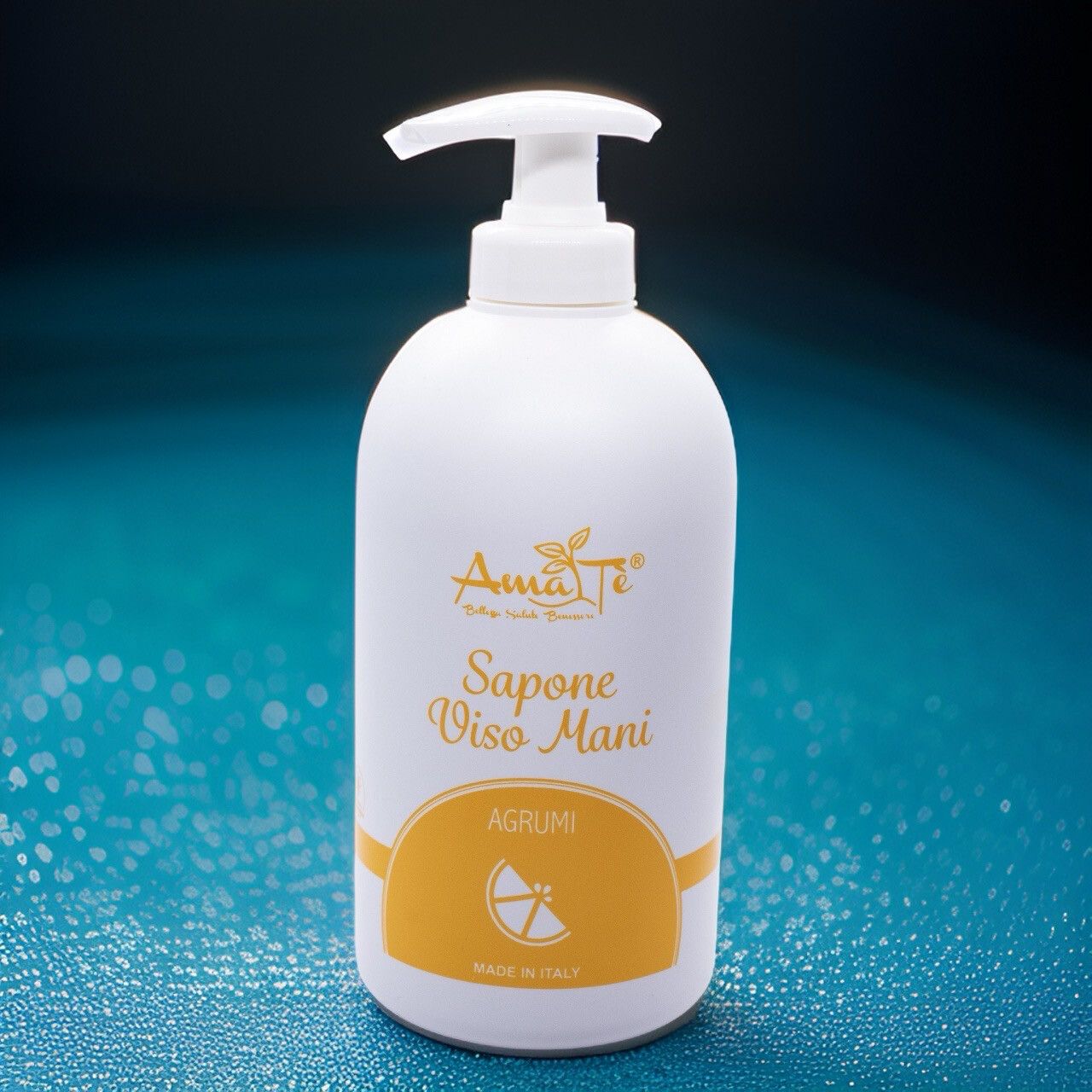 Flacone bianco con dosatore. Scritta: Amatè, Sapone Viso Mani, Agrumi. Etichetta gialla con simbolo di limone. Made in Italy.